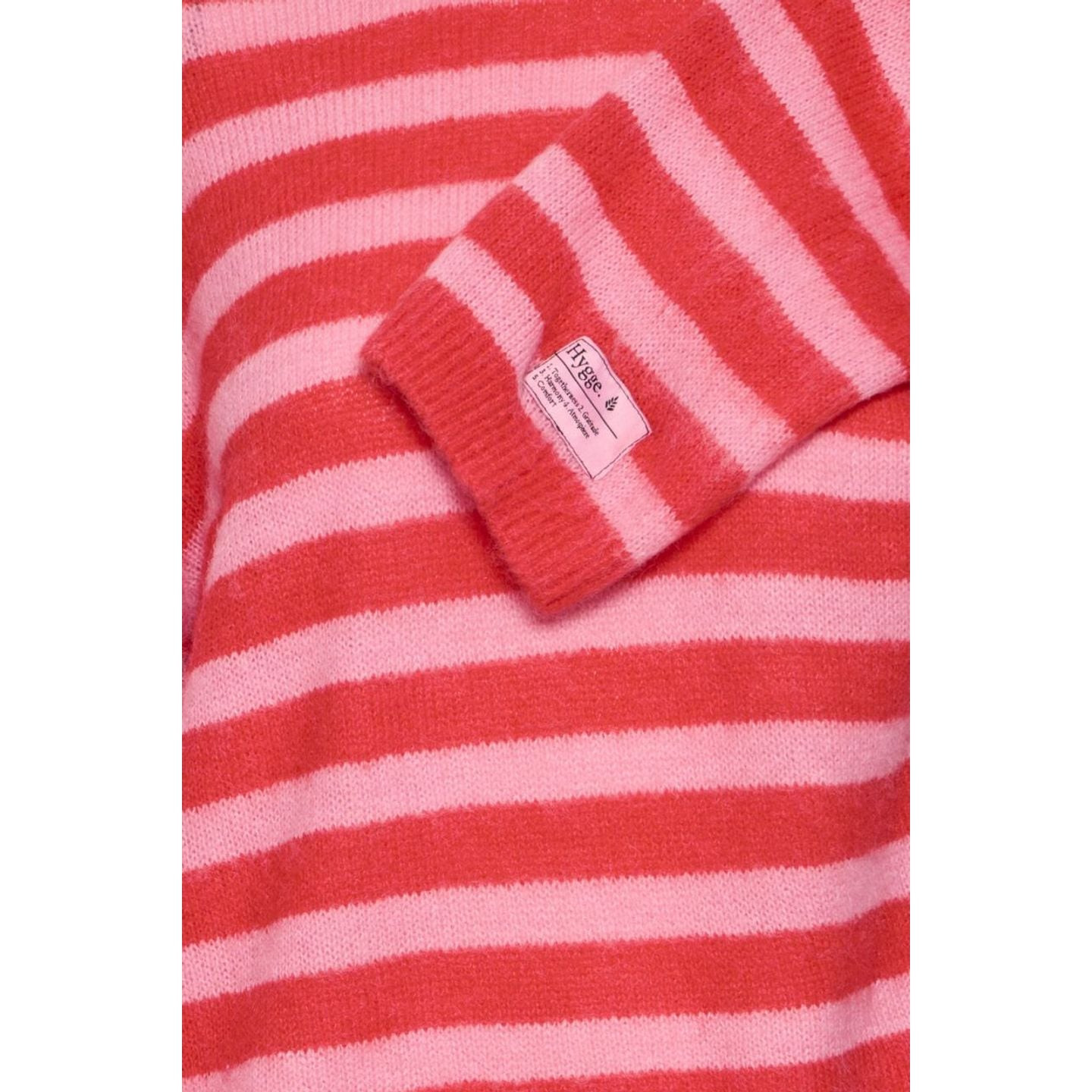 Gros plan sur la manche en maille rayée IHBLUSH LS, étiquette de marque et poignet côtelé, texture d