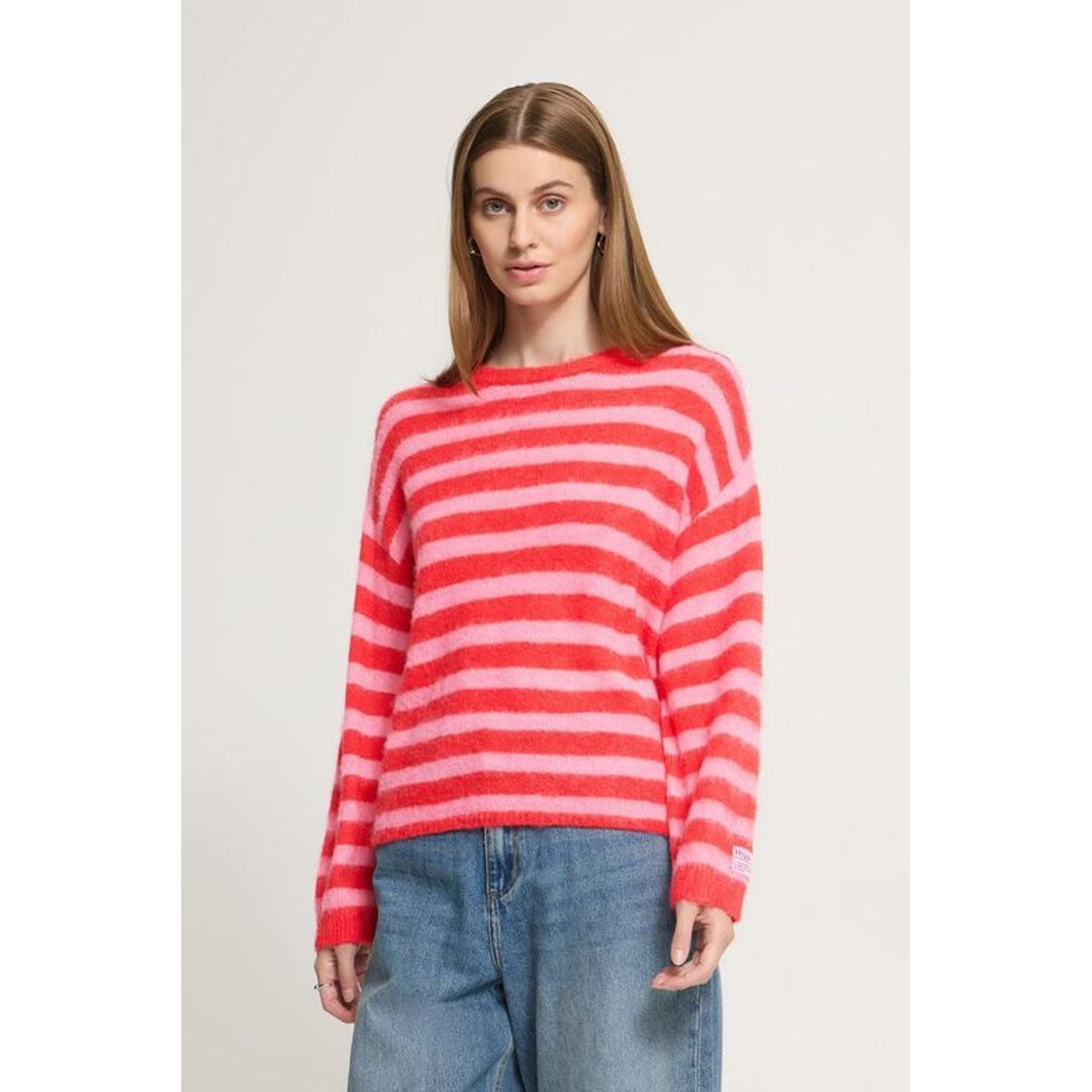 Mannequin portant le pull en maille rayé IHBLUSH LS avec un jean, coupe décontractée, col rond et ma