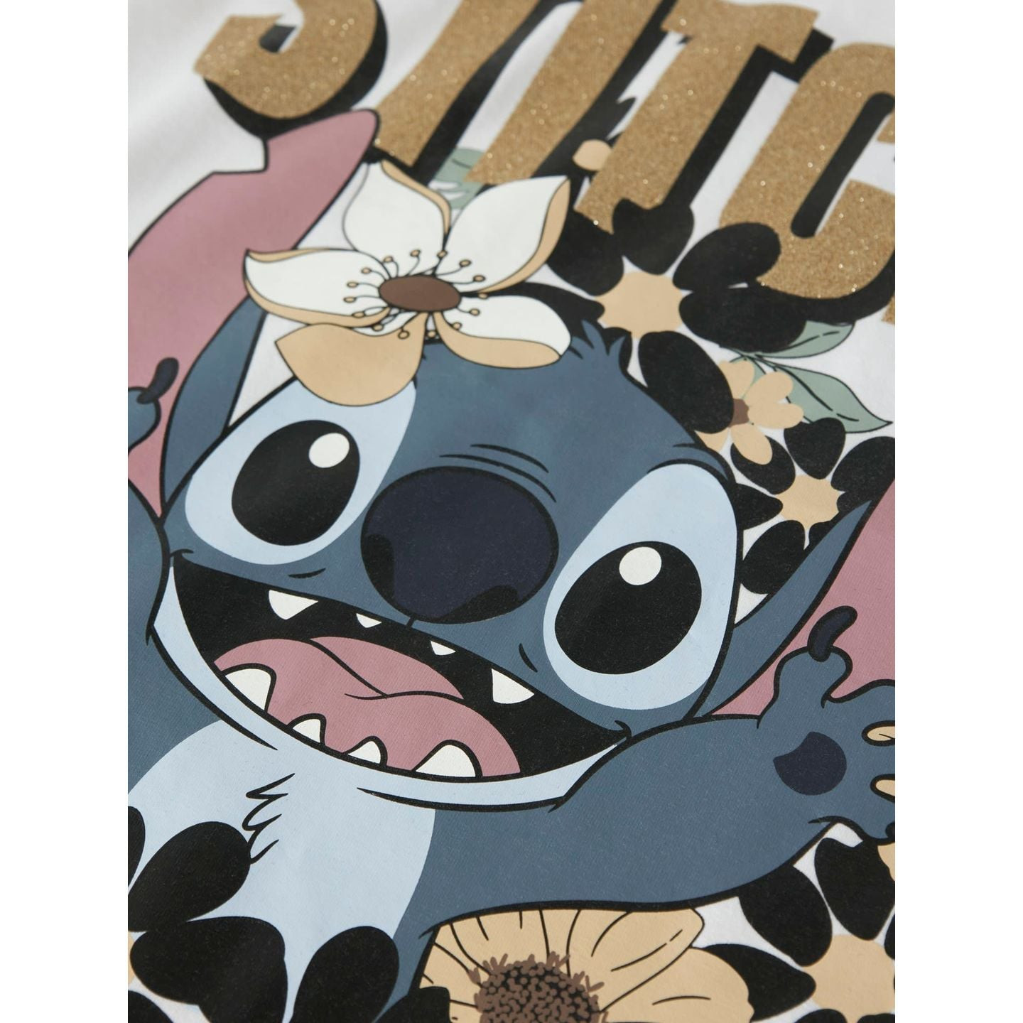 Gros plan sur l’inscription STITCH! en paillettes dorées et Stitch souriant avec imprimé floral
