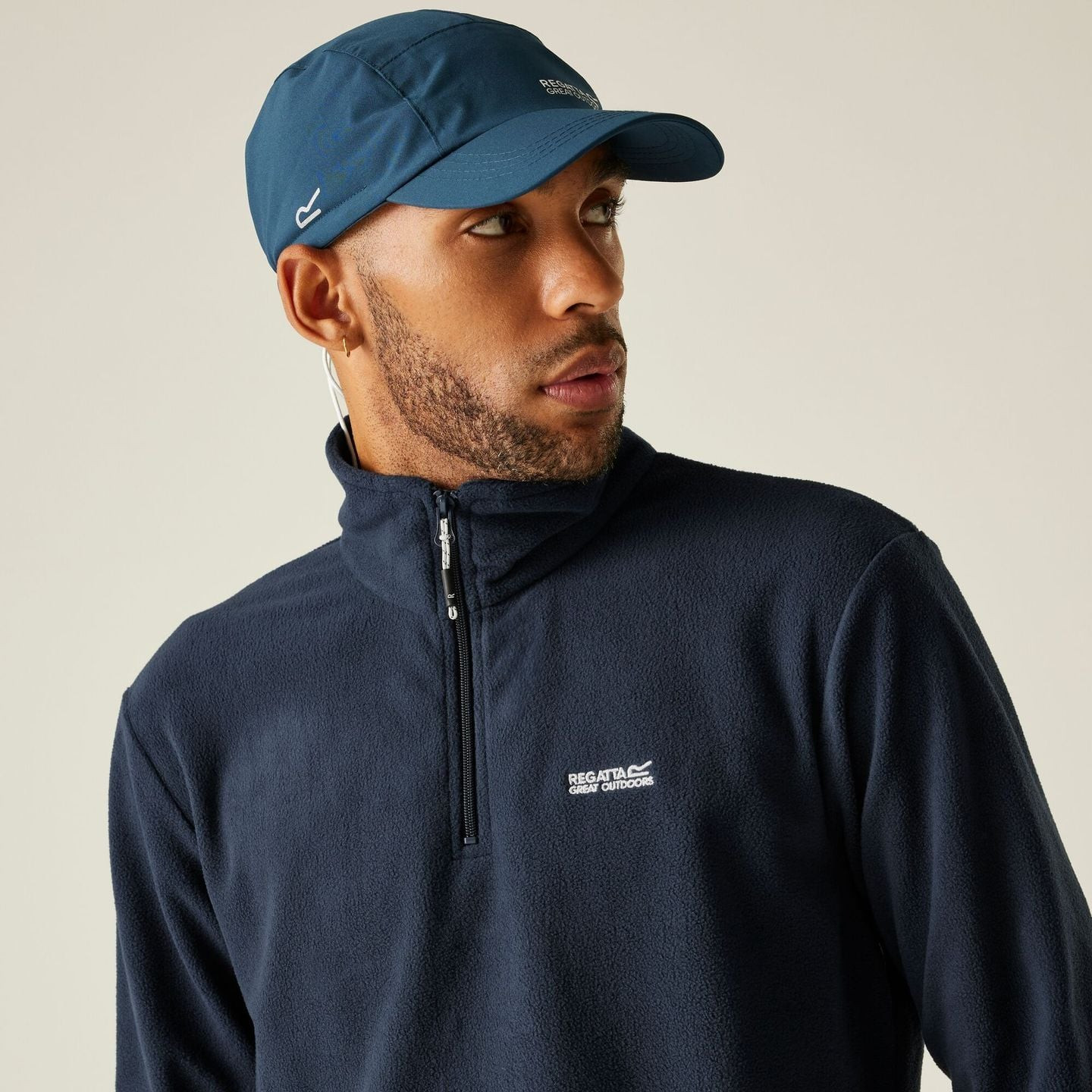 Homme en randonnée portant la Regatta Polaire Demi-Zip Thompson Couche Intermédiaire Randonnée Homme