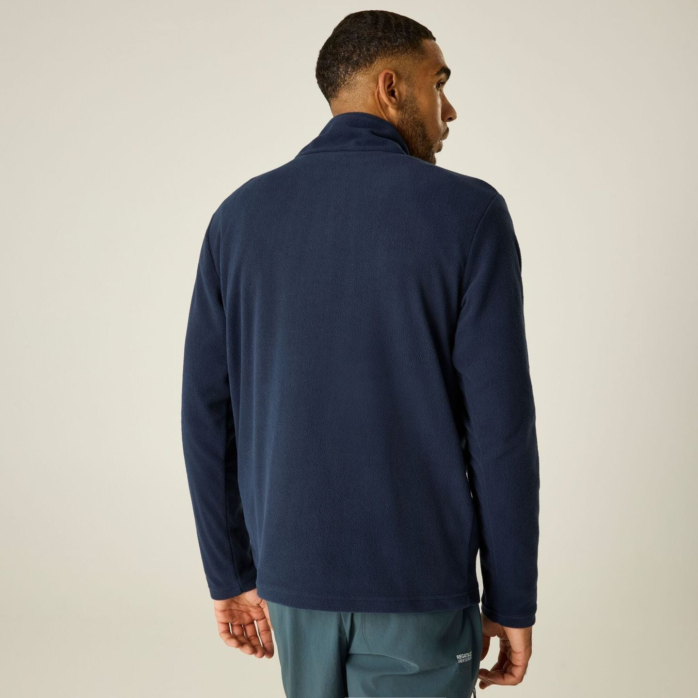 Homme portant la Regatta Polaire Demi-Zip Thompson Couche Intermédiaire Randonnée Homme en montagne