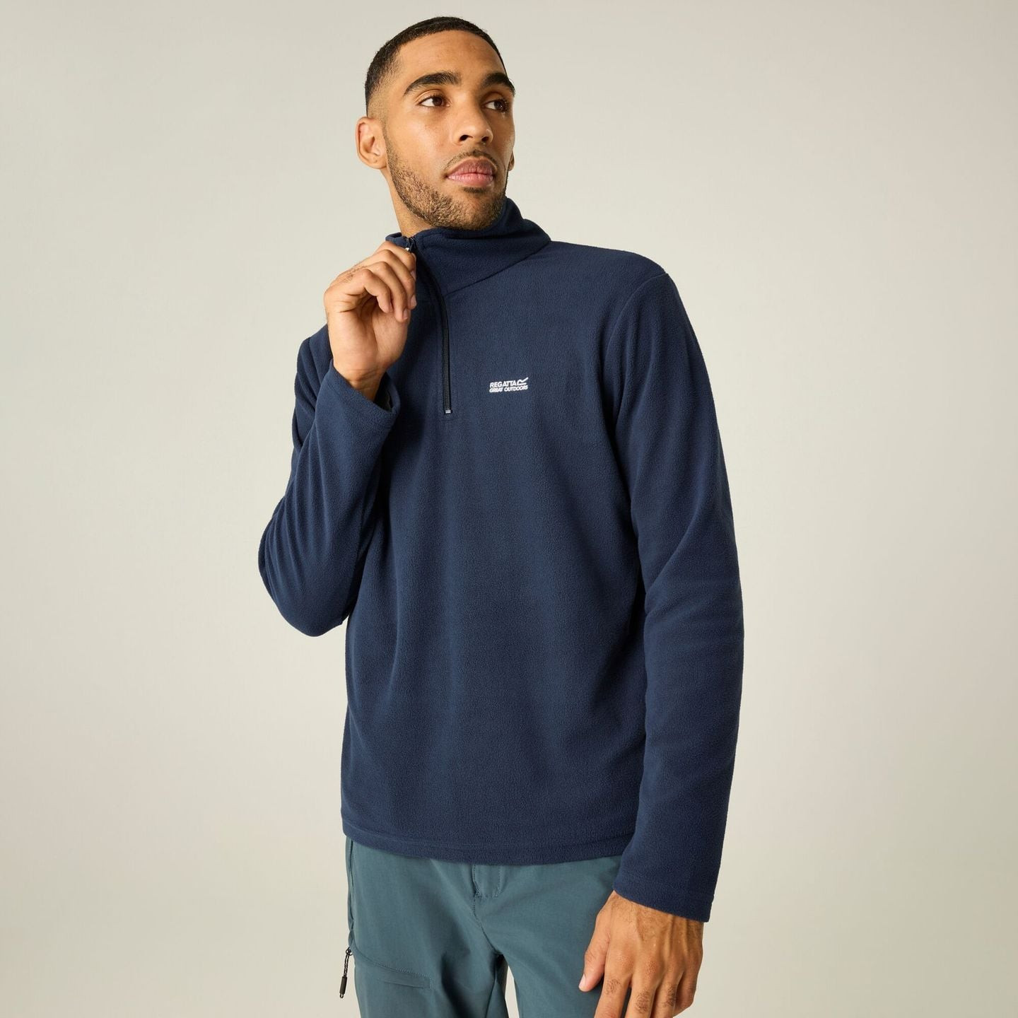 Un homme porte la Regatta Polaire Demi-Zip Thompson Couche Intermédiaire Randonnée Homme lors d'une 