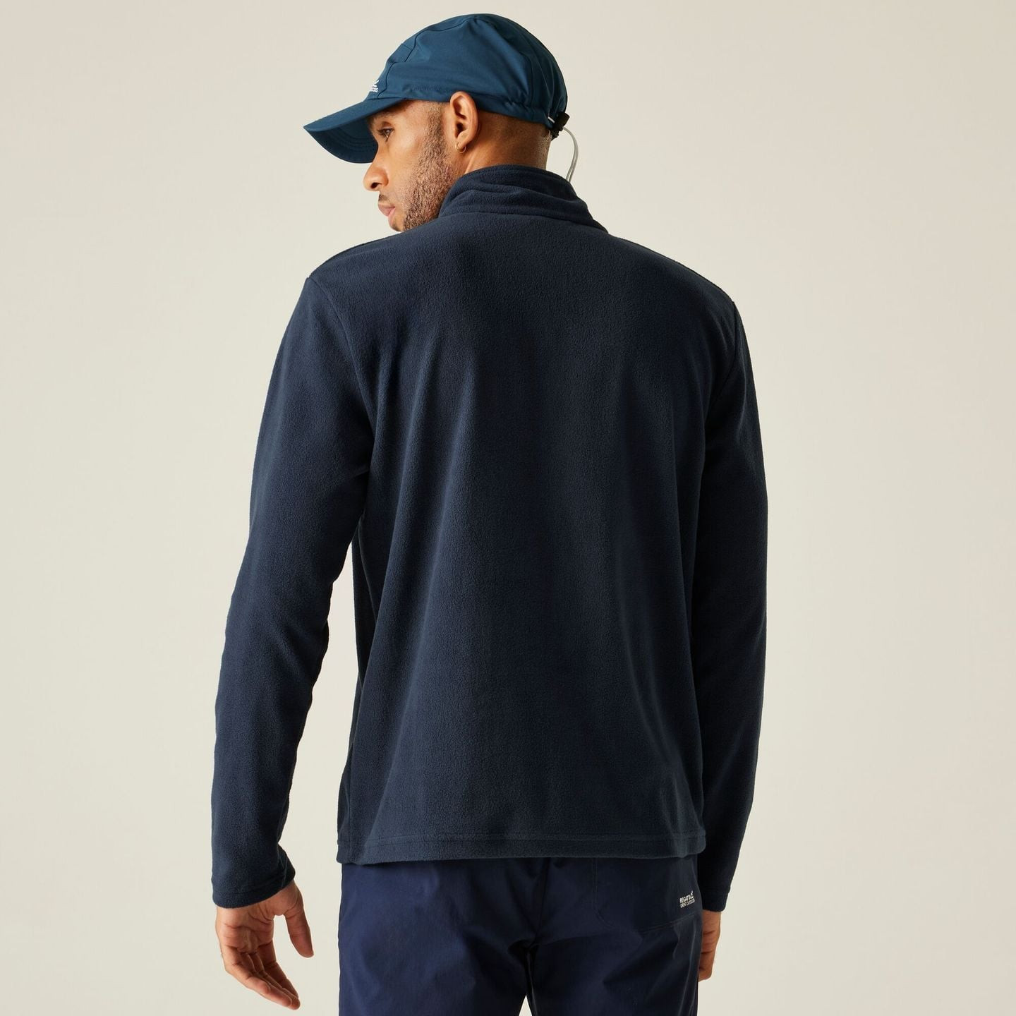 Regatta Polaire Demi-Zip Thompson Couche Intermédiaire Randonnée Homme portée lors d'une randonnée