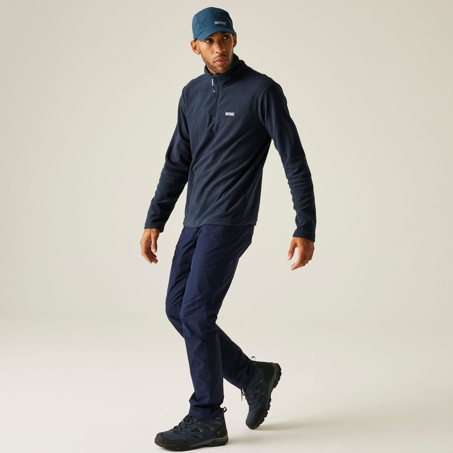 Homme portant la Regatta Polaire Demi-Zip Thompson Couche Intermédiaire Randonnée Homme lors d'une r