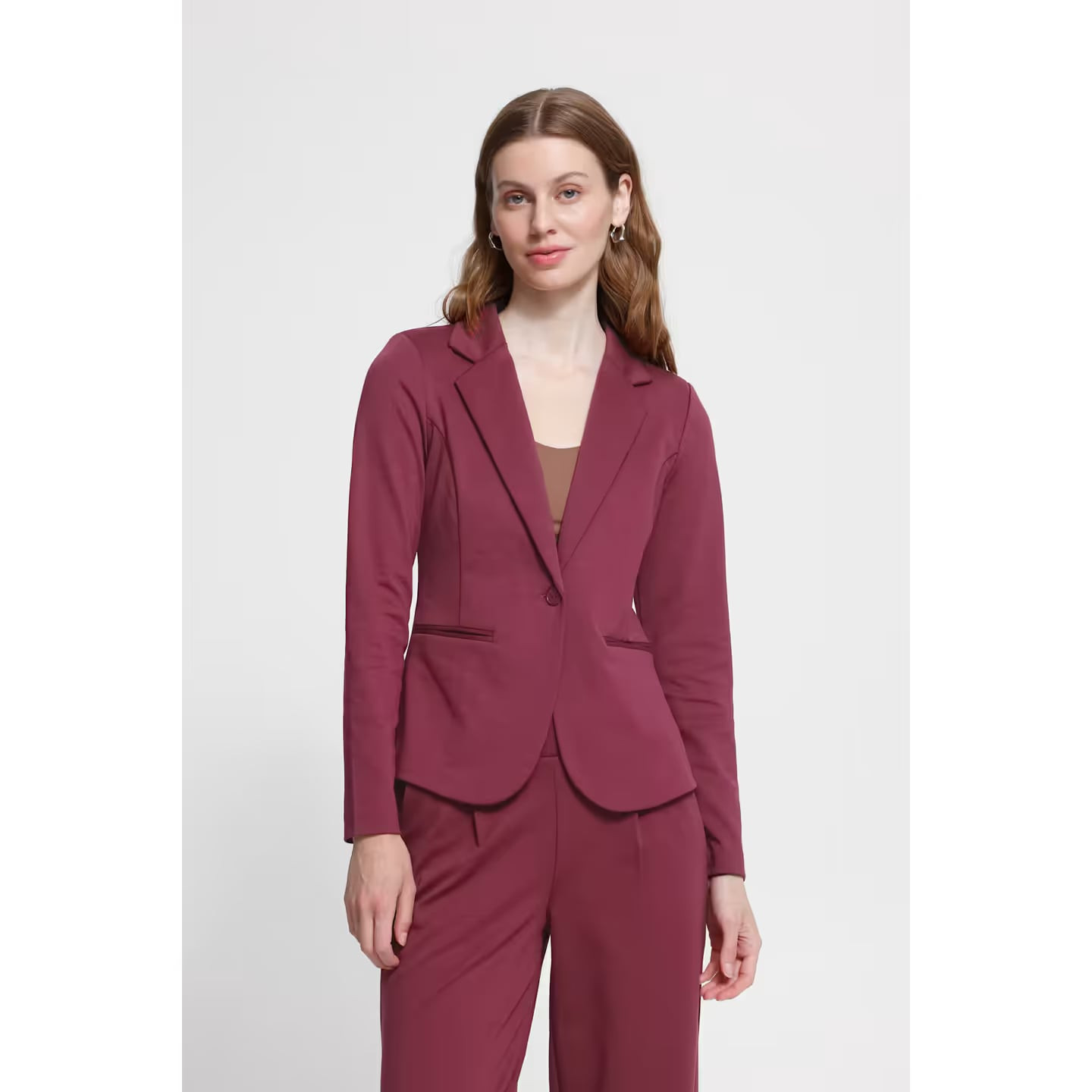 Femme portant le Ichi Blazer Femme IHKATE Col À Revers Manches Longues Fermeture Simple Boutonnage e