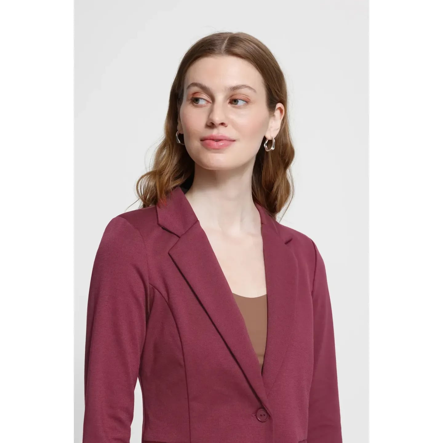 Ichi Blazer Femme IHKATE Col À Revers Manches Longues Fermeture Simple Boutonnage porté en look casu