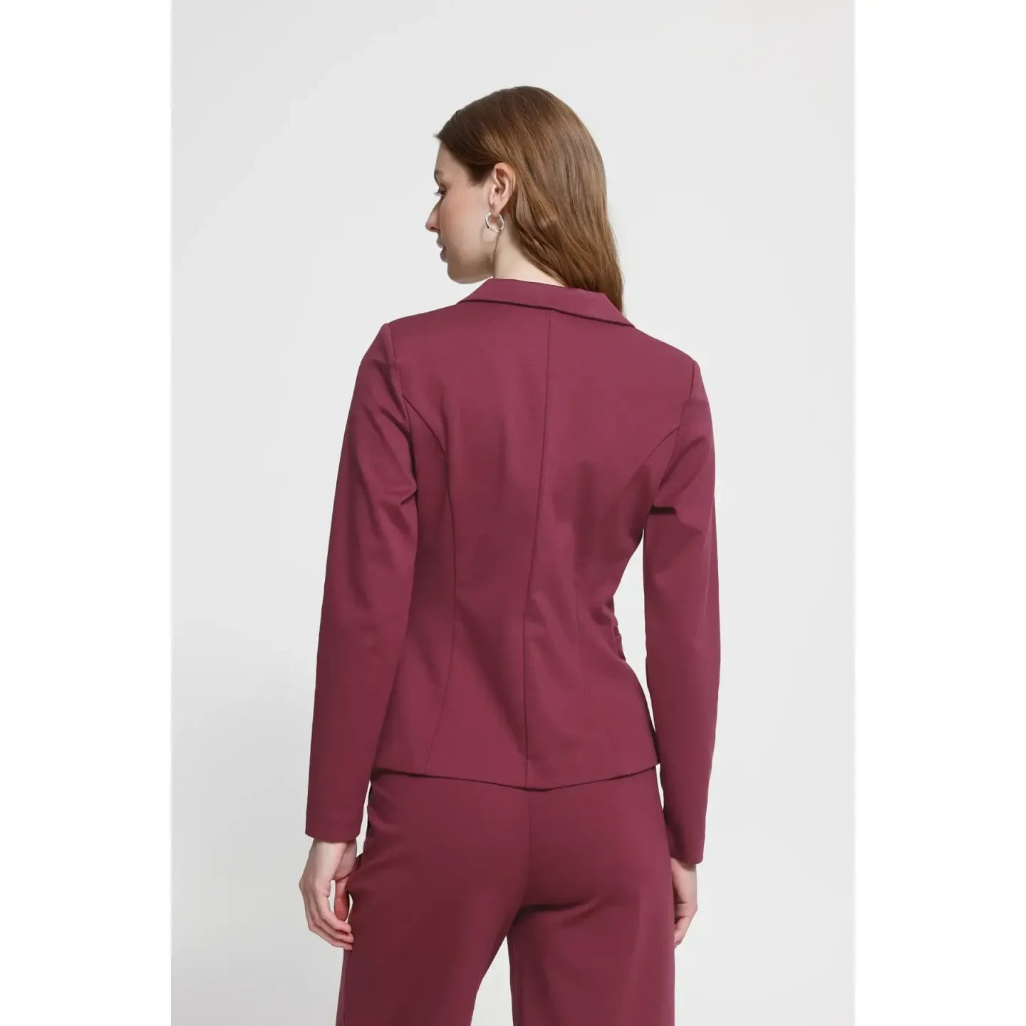 Ichi Blazer Femme IHKATE Col À Revers Manches Longues Fermeture Simple Boutonnage porté avec un jean