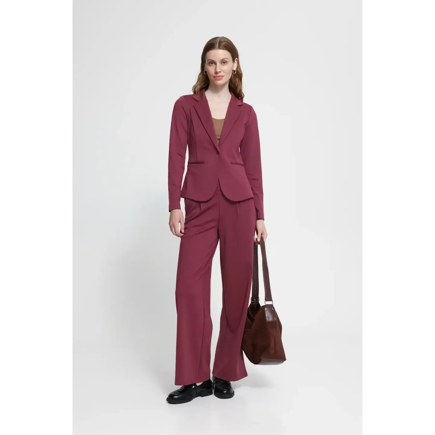 Ichi Blazer Femme IHKATE Col À Revers Manches Longues Fermeture Simple Boutonnage porté par une femm