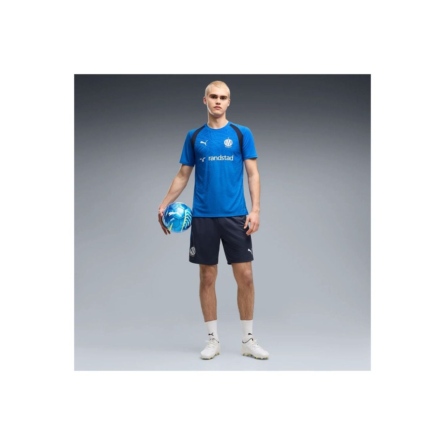 Un homme portant le Puma Short D'Entraînement De Football OM Training Drycell Poches Zippées Homme l