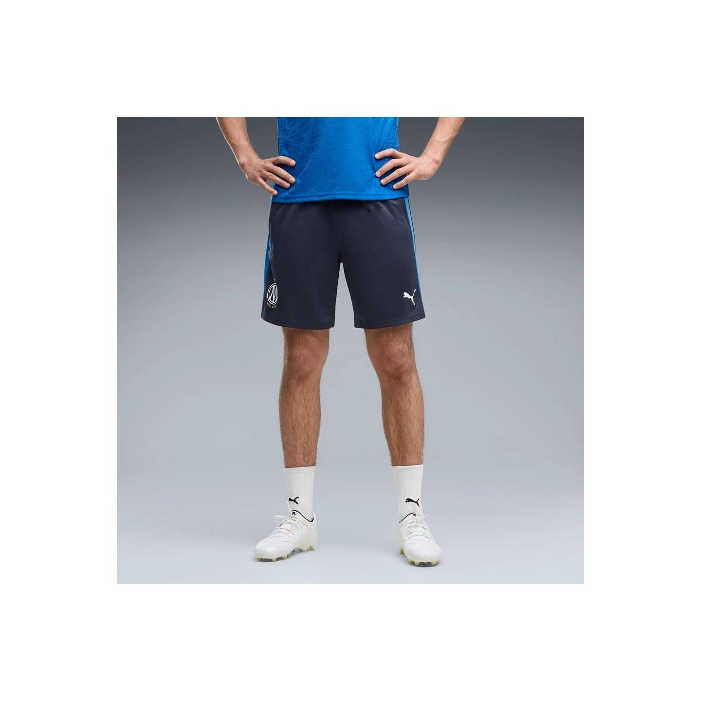 Homme portant le Puma Short D'Entraînement De Football OM Training Drycell Poches Zippées Homme à l'