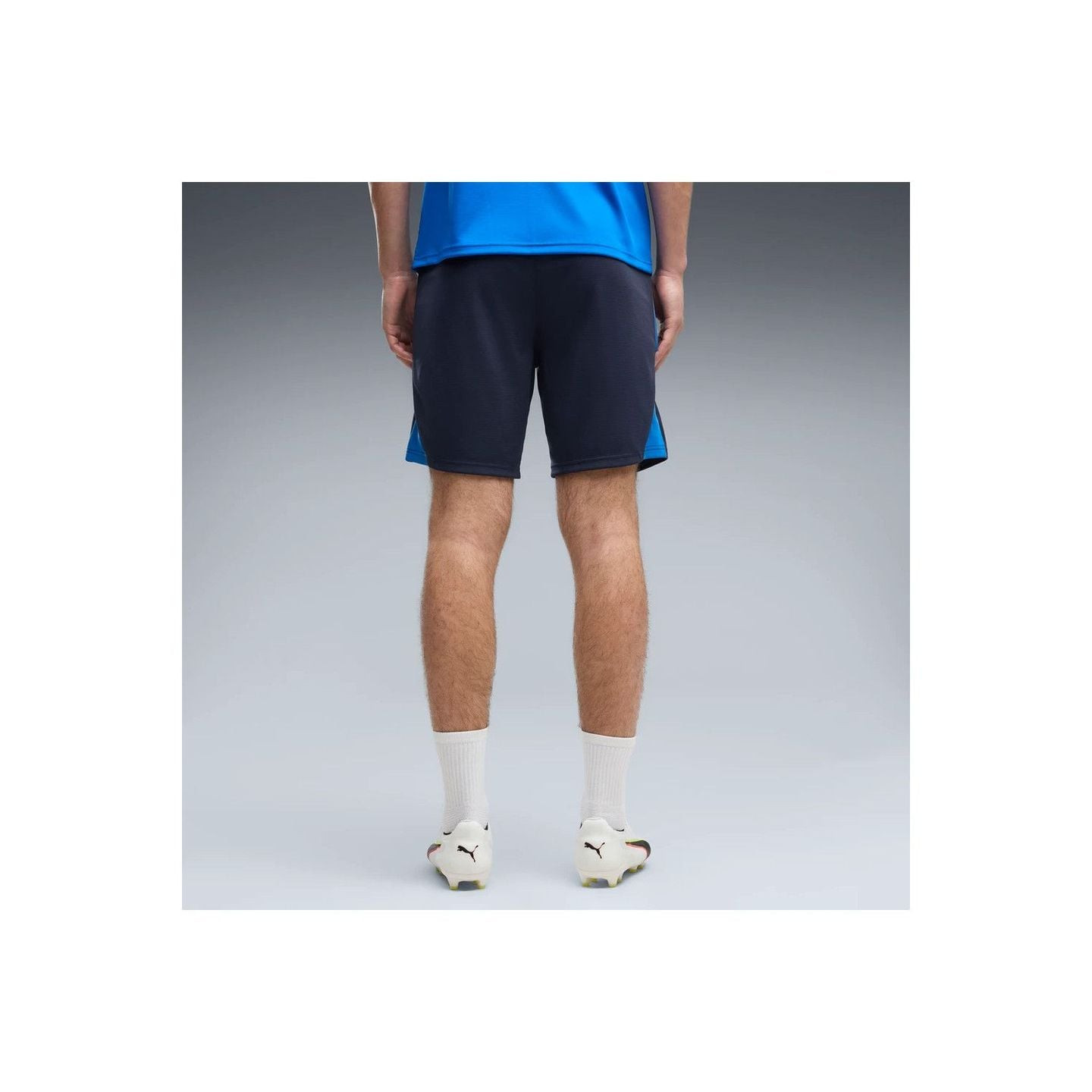 Homme portant le Puma Short D'Entraînement De Football OM Training Drycell Poches Zippées lors d'un 