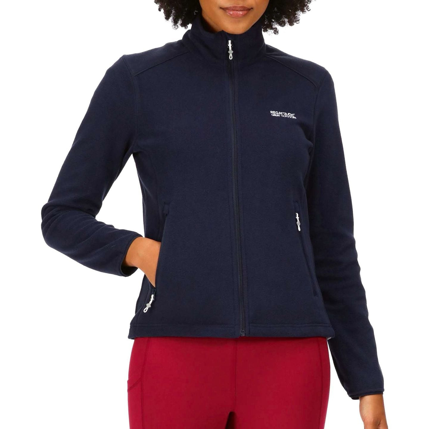 Modèle portant la polaire zippée Regatta Floreo III marine, mains dans les poches latérales zippées 