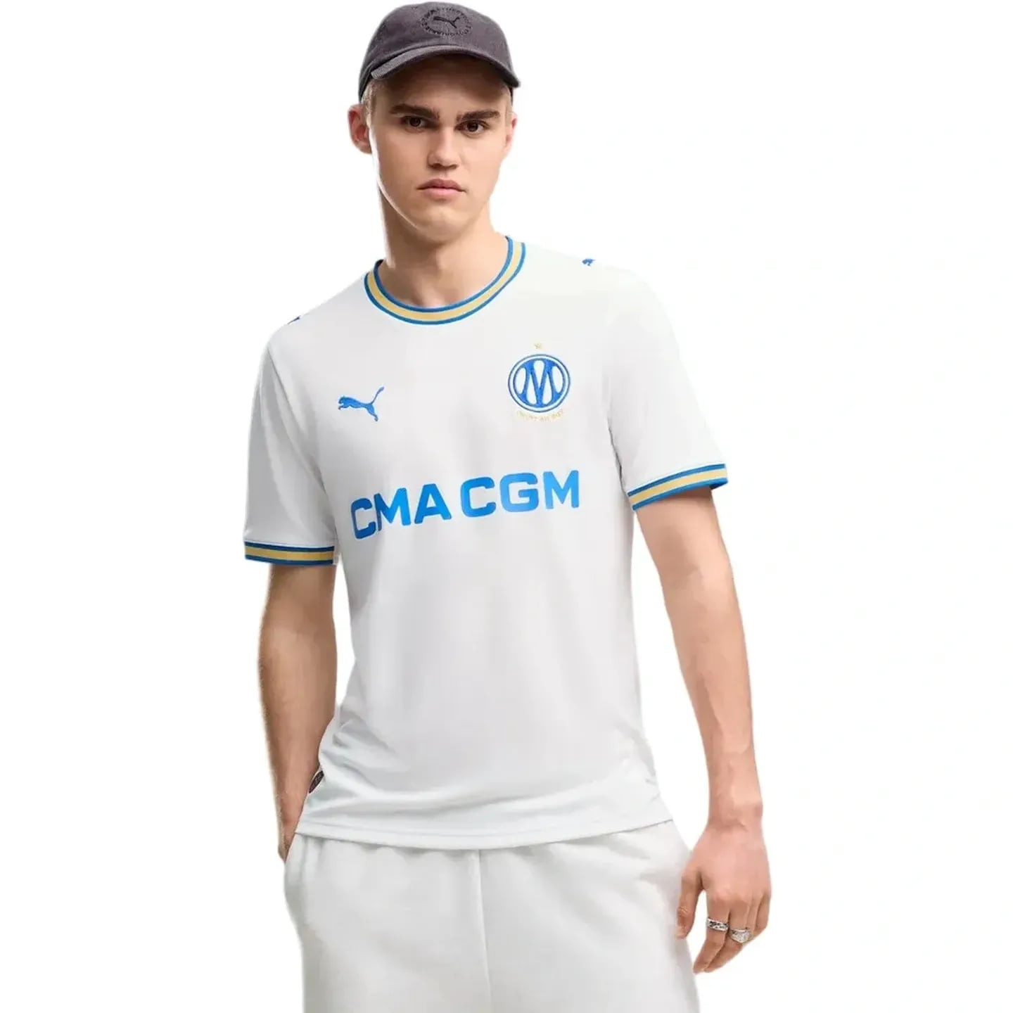 Mannequin portant le maillot domicile OM réplique blanc, casquette bleue, logo PUMA et impression CM