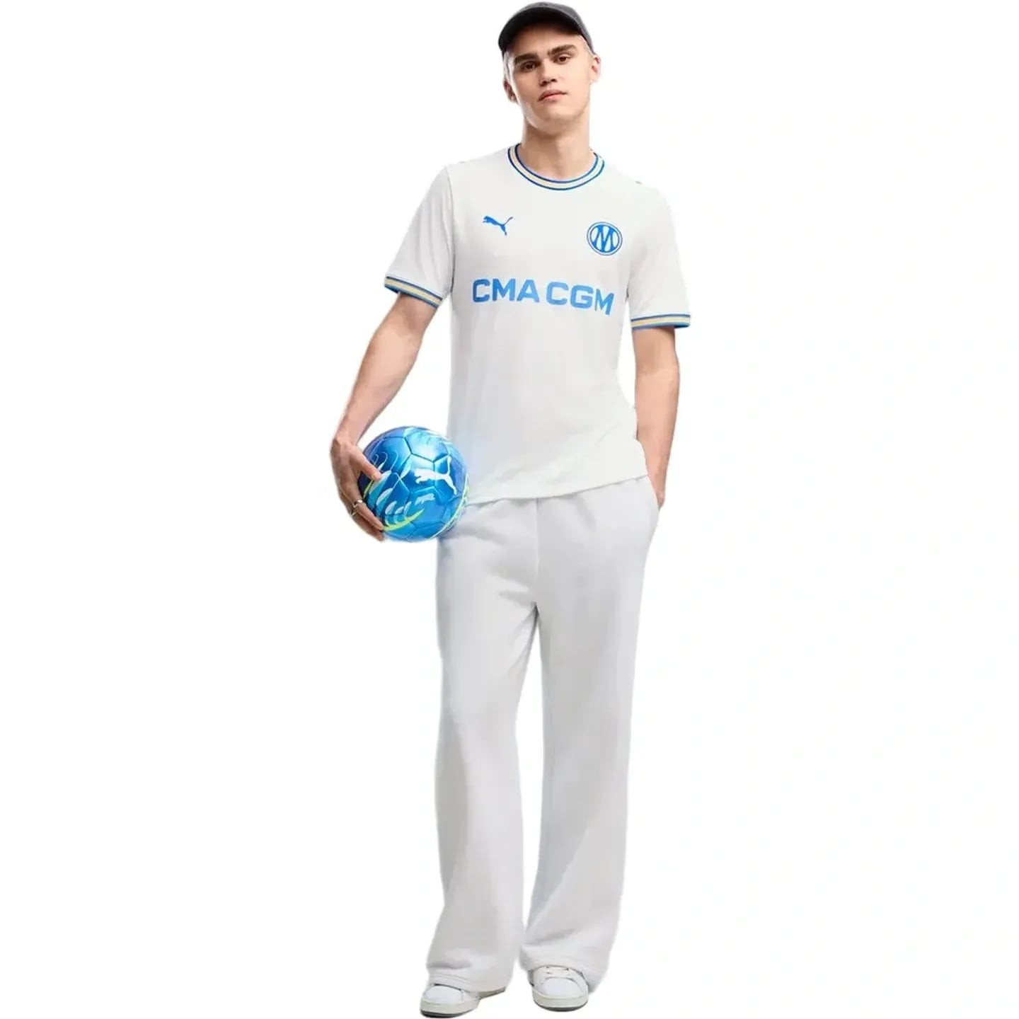 Mannequin tenant un ballon, maillot OM domicile réplique blanc avec impression CMA CGM, vue en pied