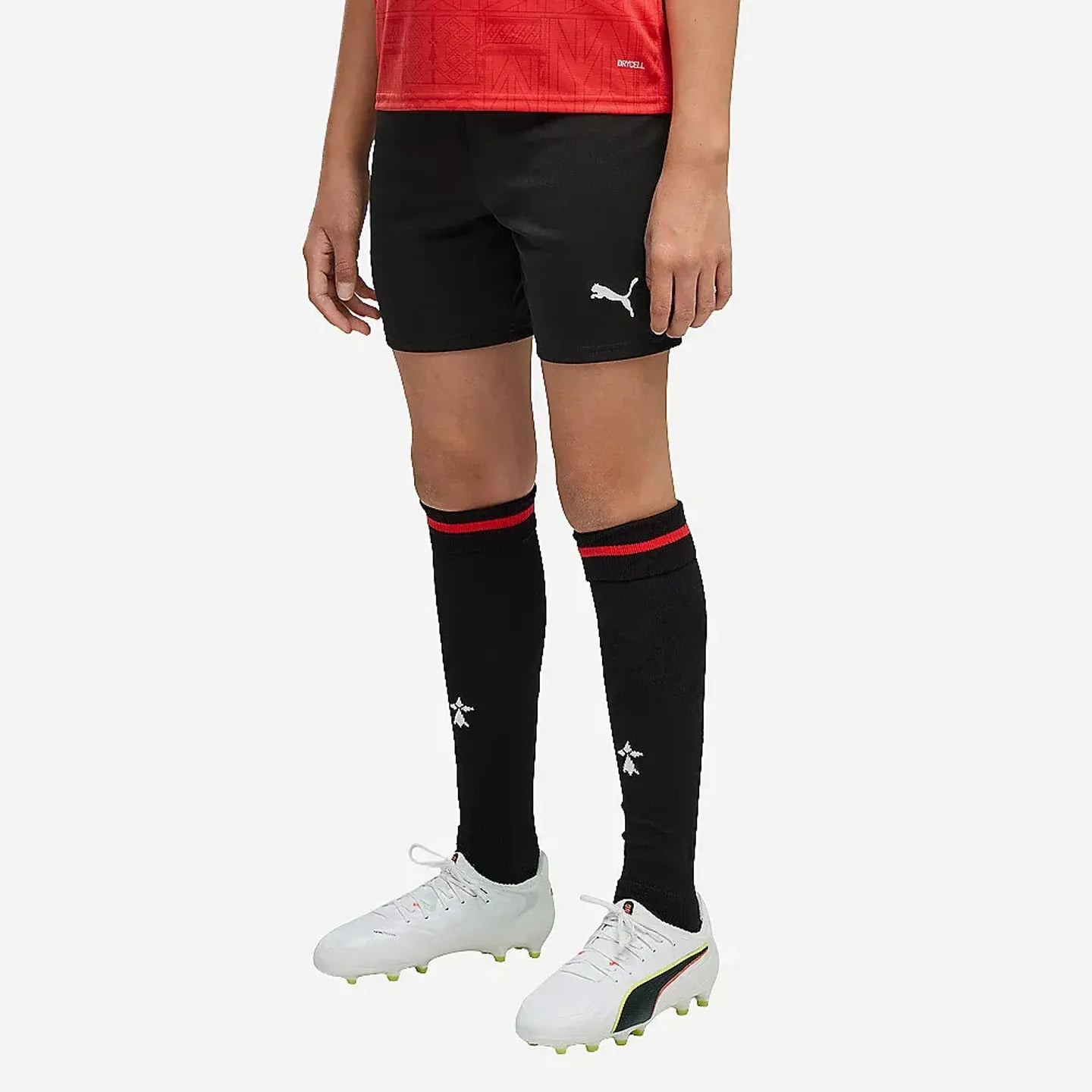 Gros plan d'un jeune joueur portant le short noir SRFC Replica Jr avec logo Puma blanc, chaussettes 