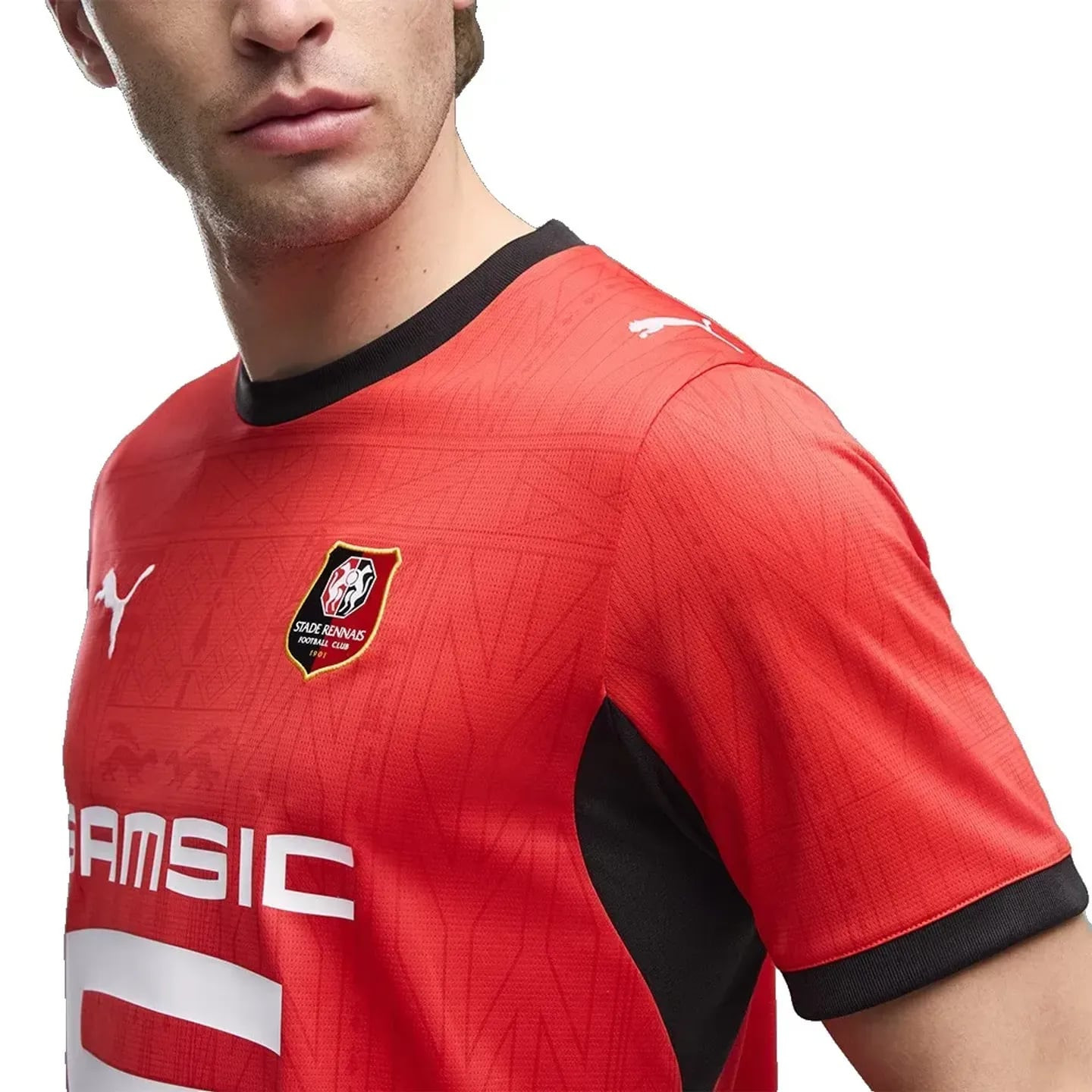 Gros plan sur un mannequin portant le maillot replica rouge du Stade Rennais FC, avec écusson, logo 