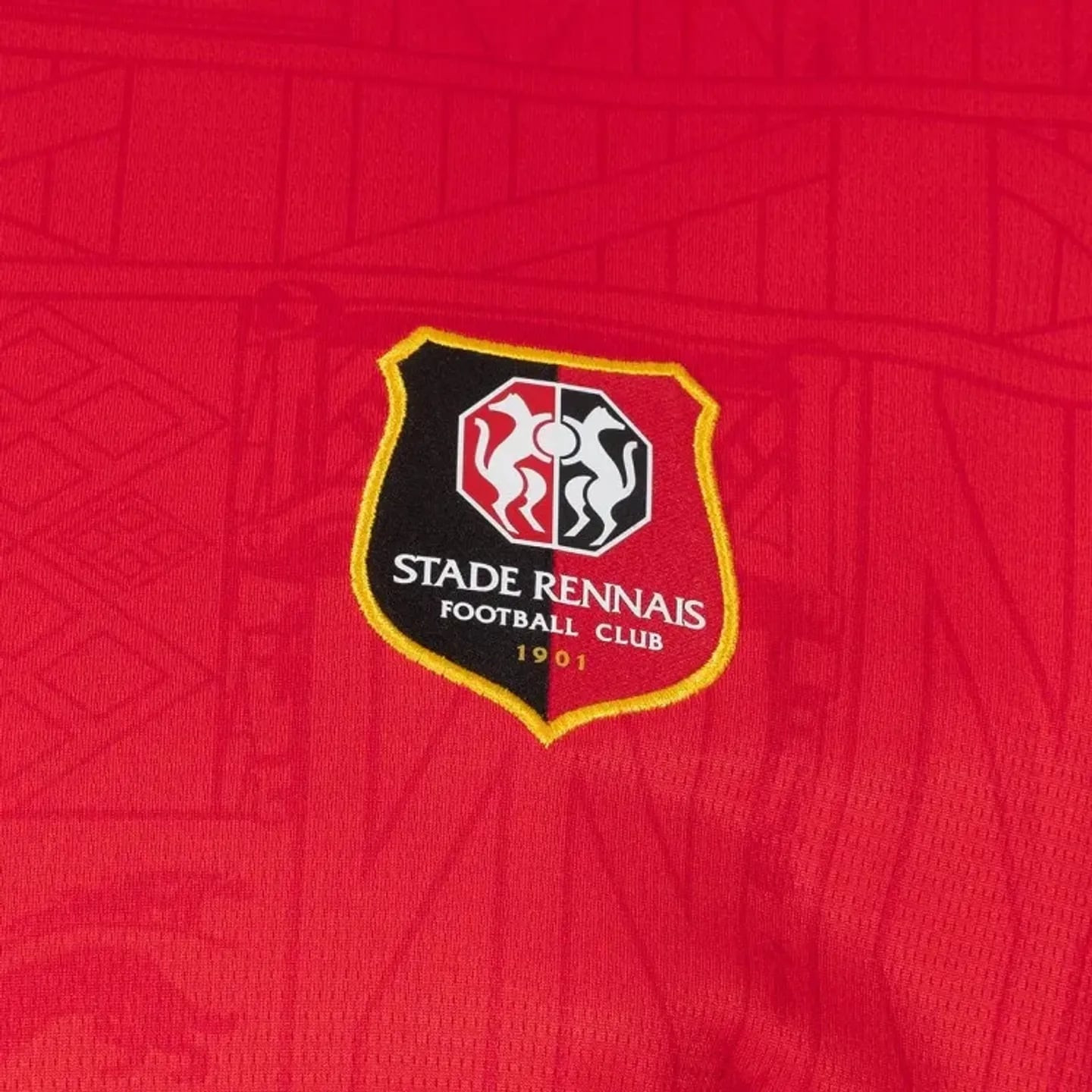 Écusson brodé du Stade Rennais Football Club, moitié noire et rouge avec liseré jaune sur tissu de m