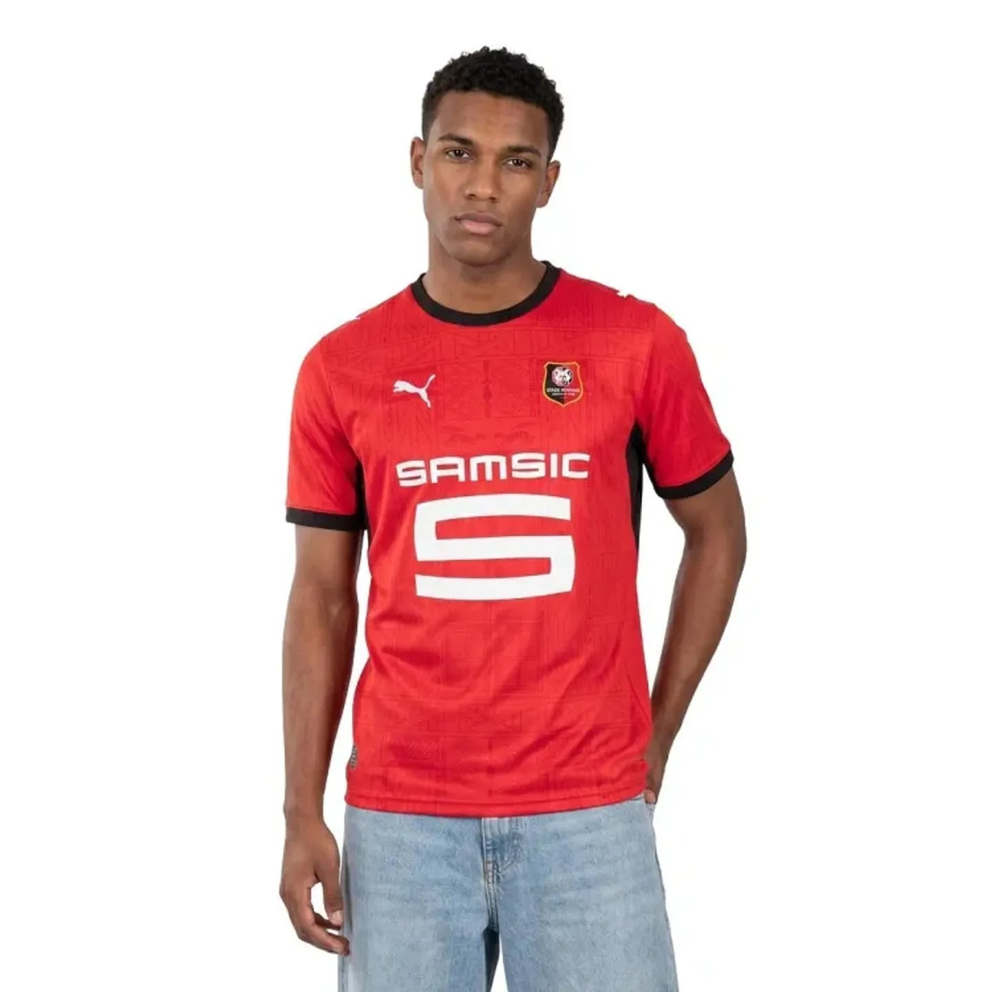 Modèle en jean clair portant le maillot domicile replica rouge du Stade Rennais FC avec sponsor Sams