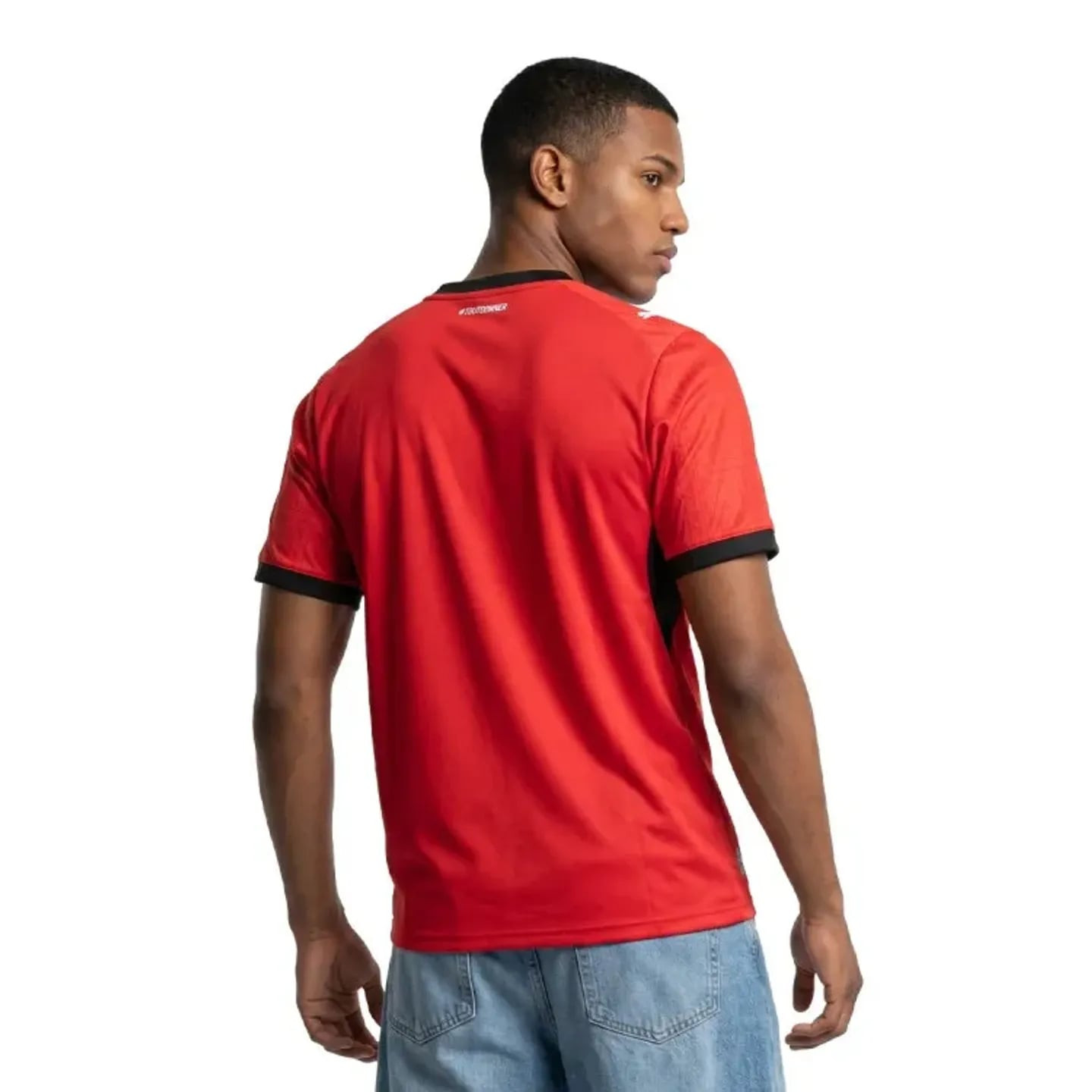 Vue de dos d'un mannequin portant le maillot domicile rouge du Stade Rennais FC avec liseré noir et 
