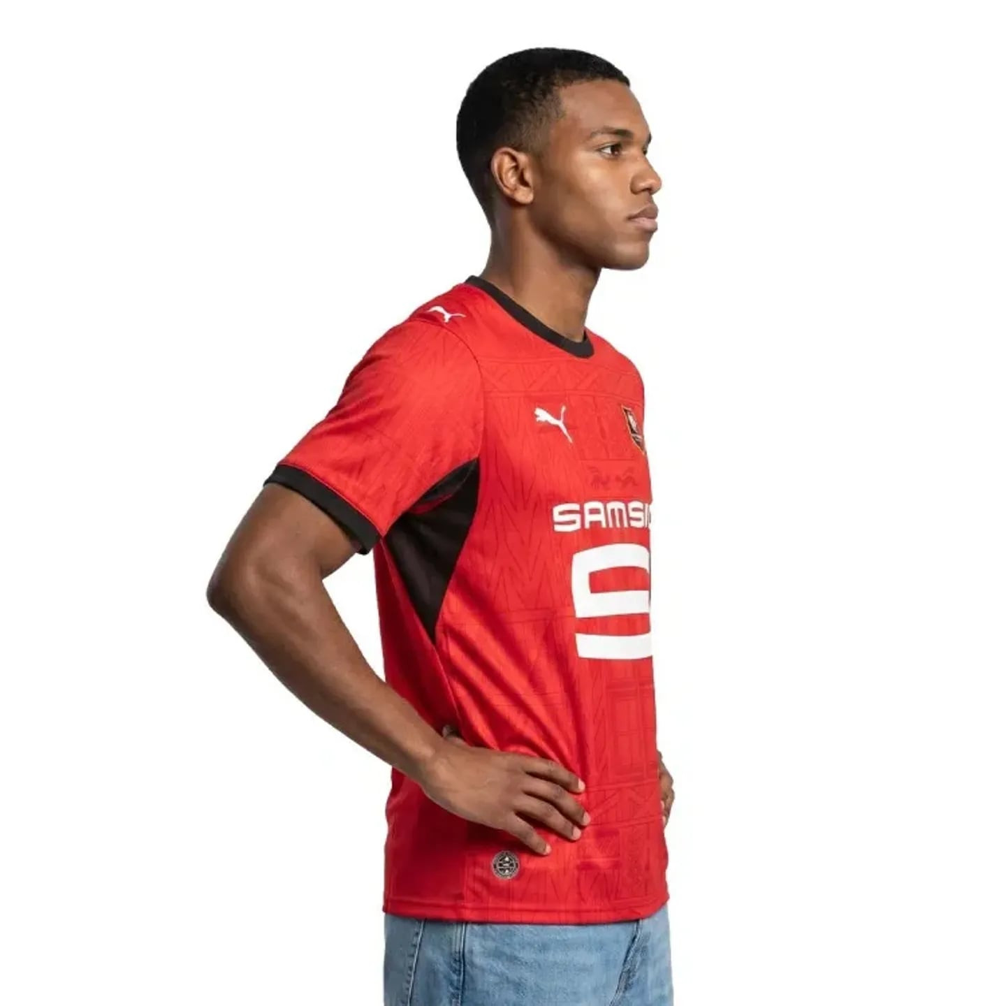 Vue de profil d'un mannequin portant le maillot réplica domicile rouge du Stade Rennais FC avec pann