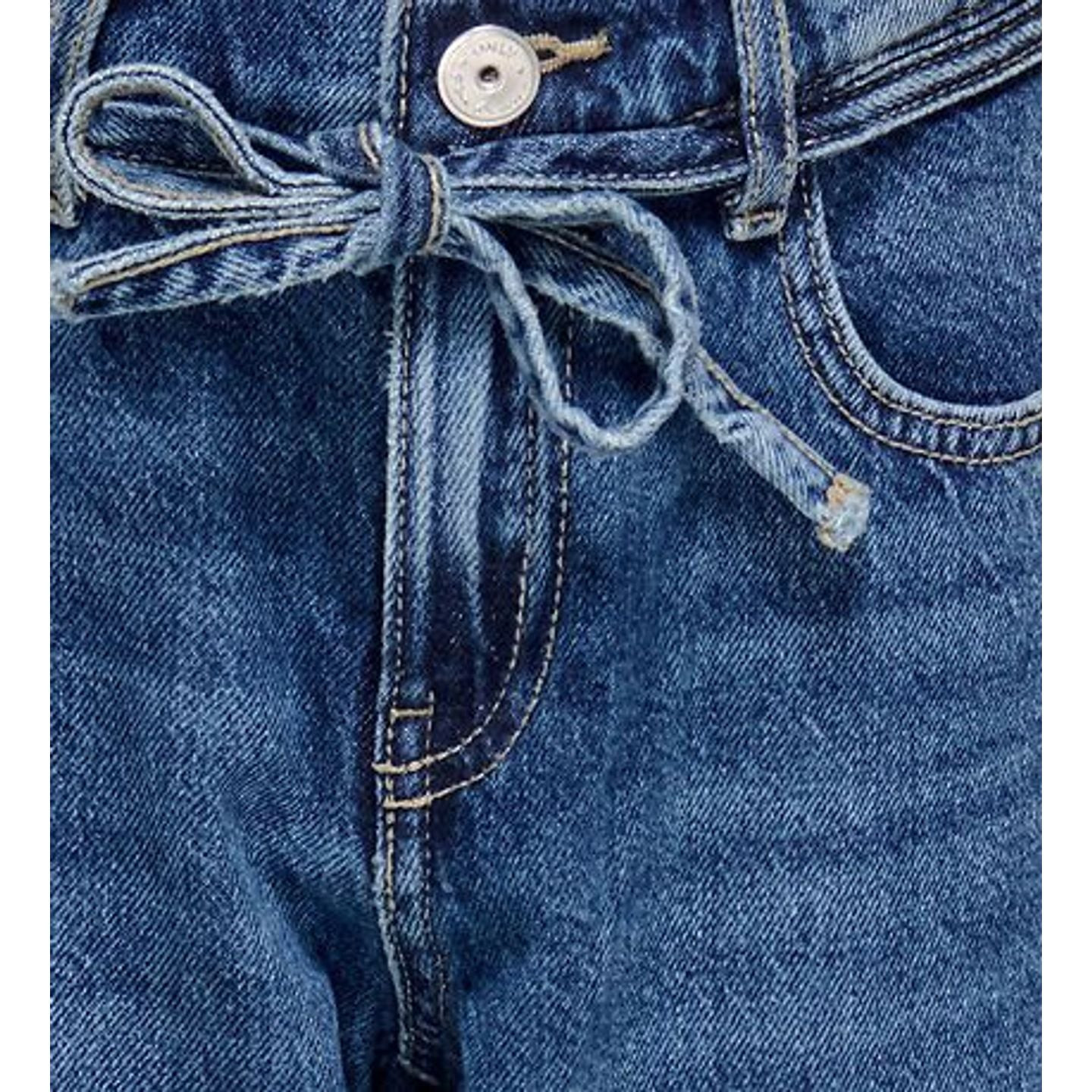 Gros plan sur le nœud de serrage et le bouton métallique de la taille du jean droit fille bleu moyen