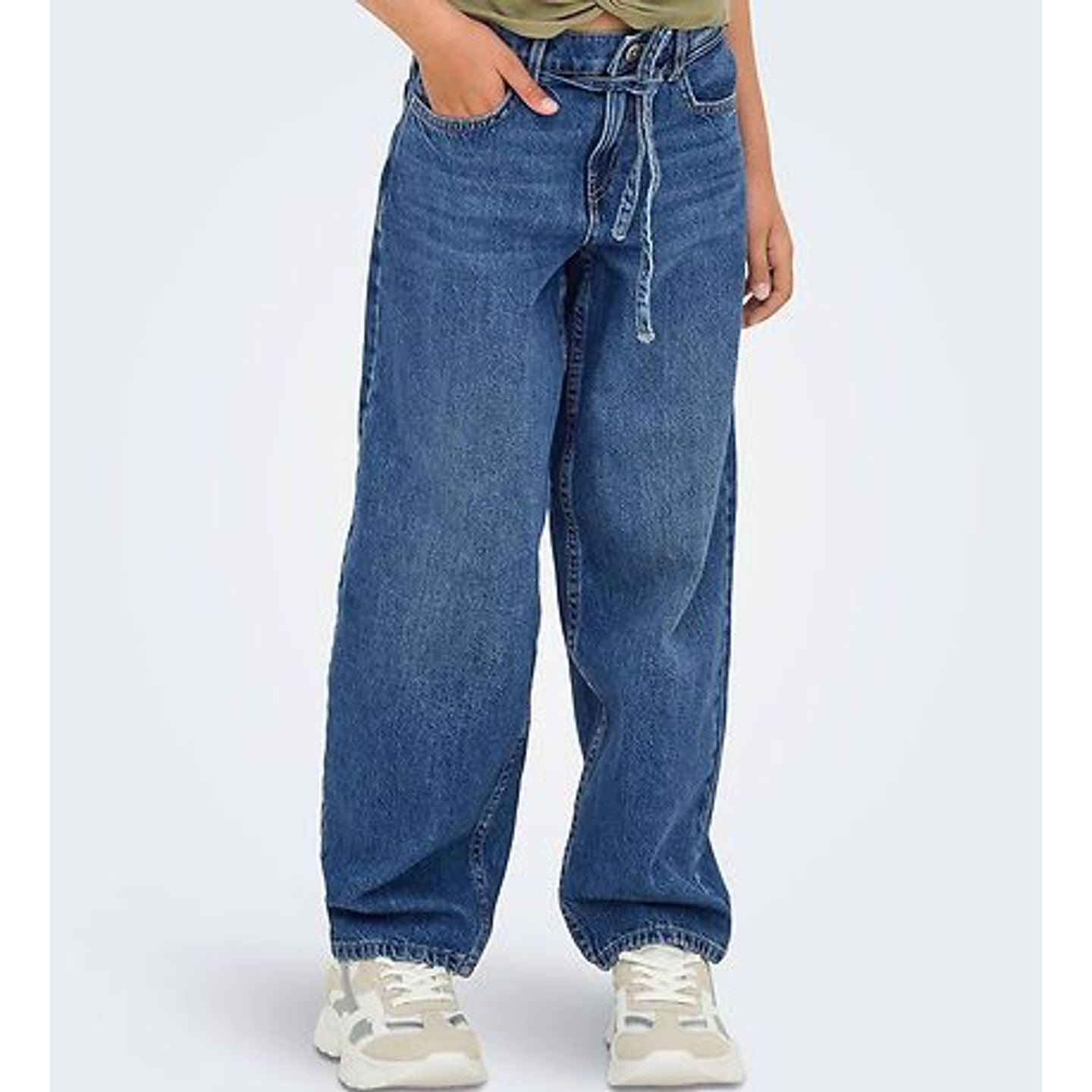 Vue du bas du corps d'une fille portant un jean droit KOGGIANNA bleu moyen et des baskets blanches, 