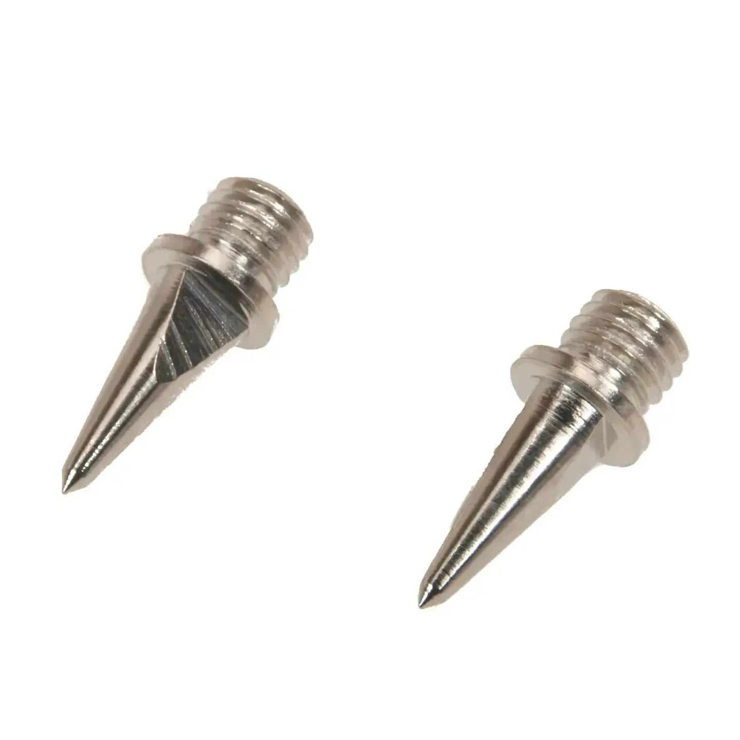 Gros plan sur deux pointes d'athlétisme Uhlsport 12 mm en aluminium argenté, montrant leurs extrémit