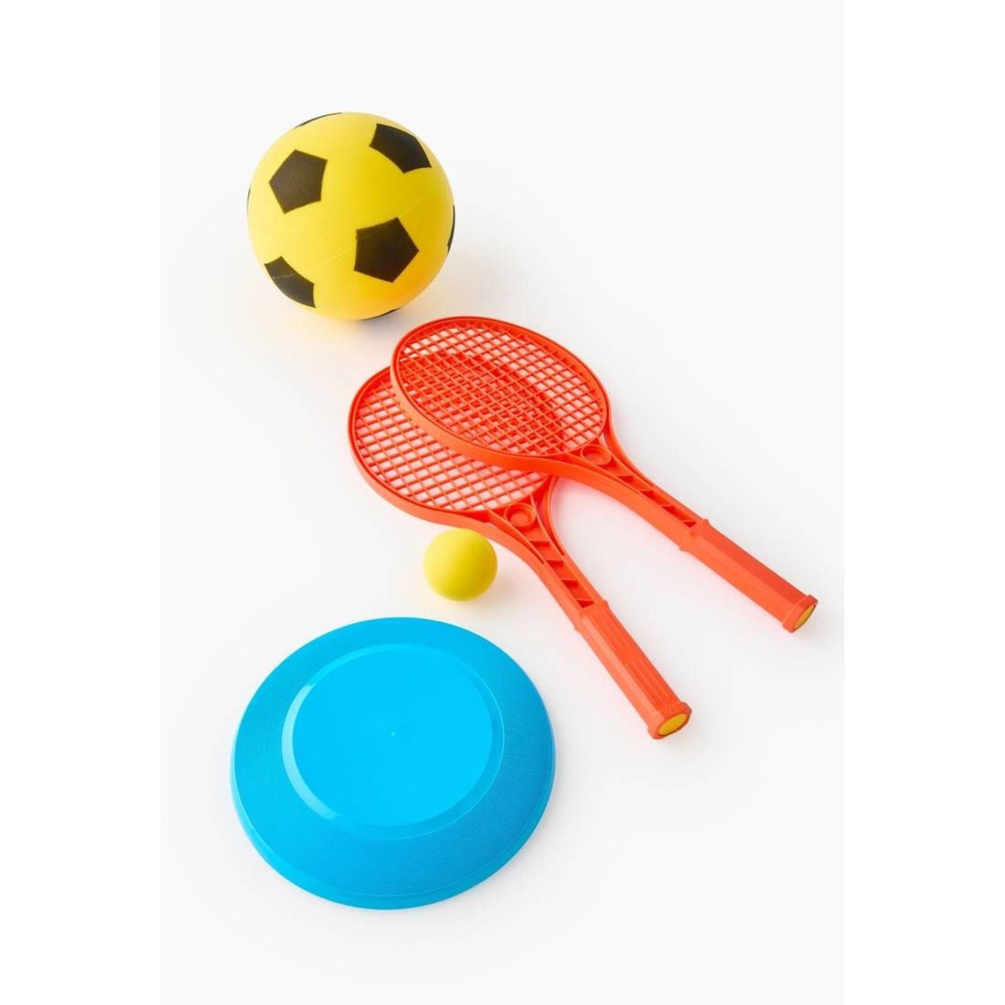 Détail du set : raquettes rouges, balle mousse jaune, frisbee bleu et ballon de foot en mousse à mot