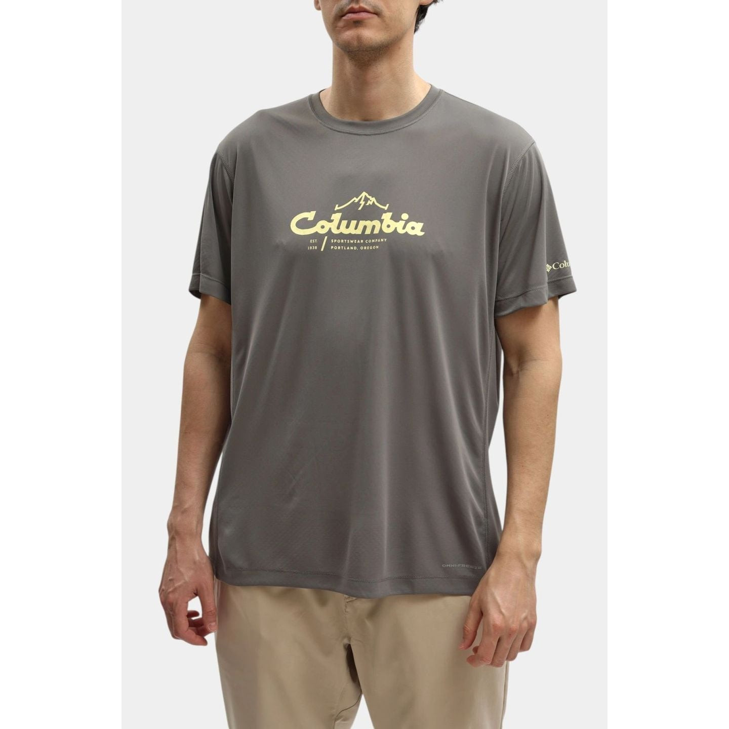 Homme portant le t-shirt col rond Columbia Zero Rules Light gris avec logo montagne crème, vue de fa