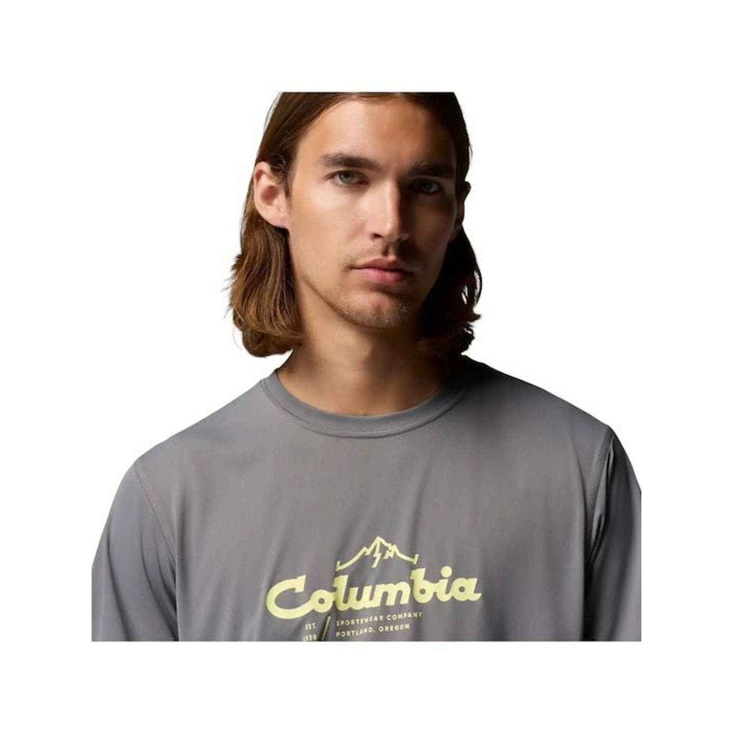 Gros plan recadré du col rond du t-shirt Columbia Zero Rules Light et du logo montagne crème sur un 