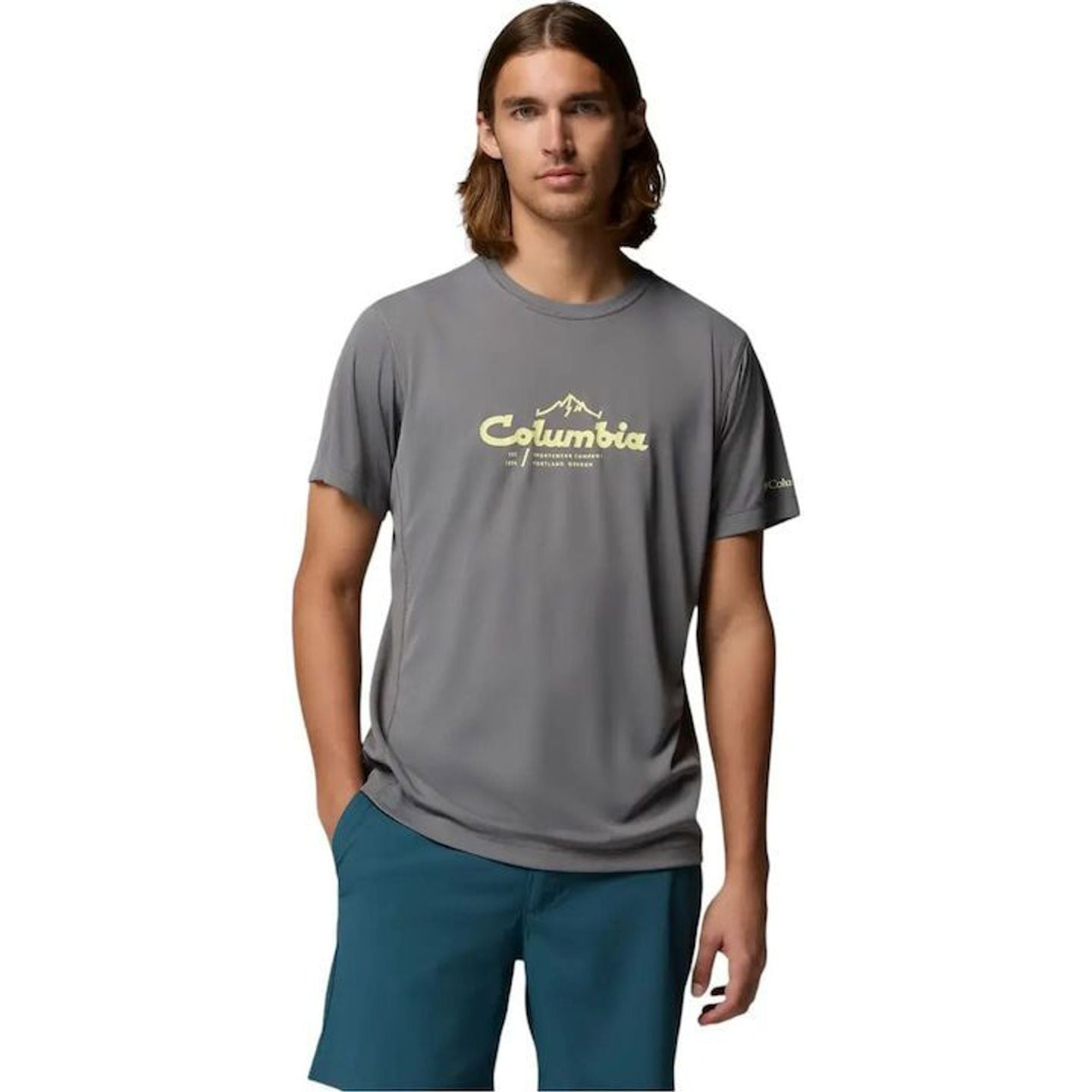 Mannequin portant le t-shirt Columbia Zero Rules Light gris avec short bleu canard, vue de face, mai