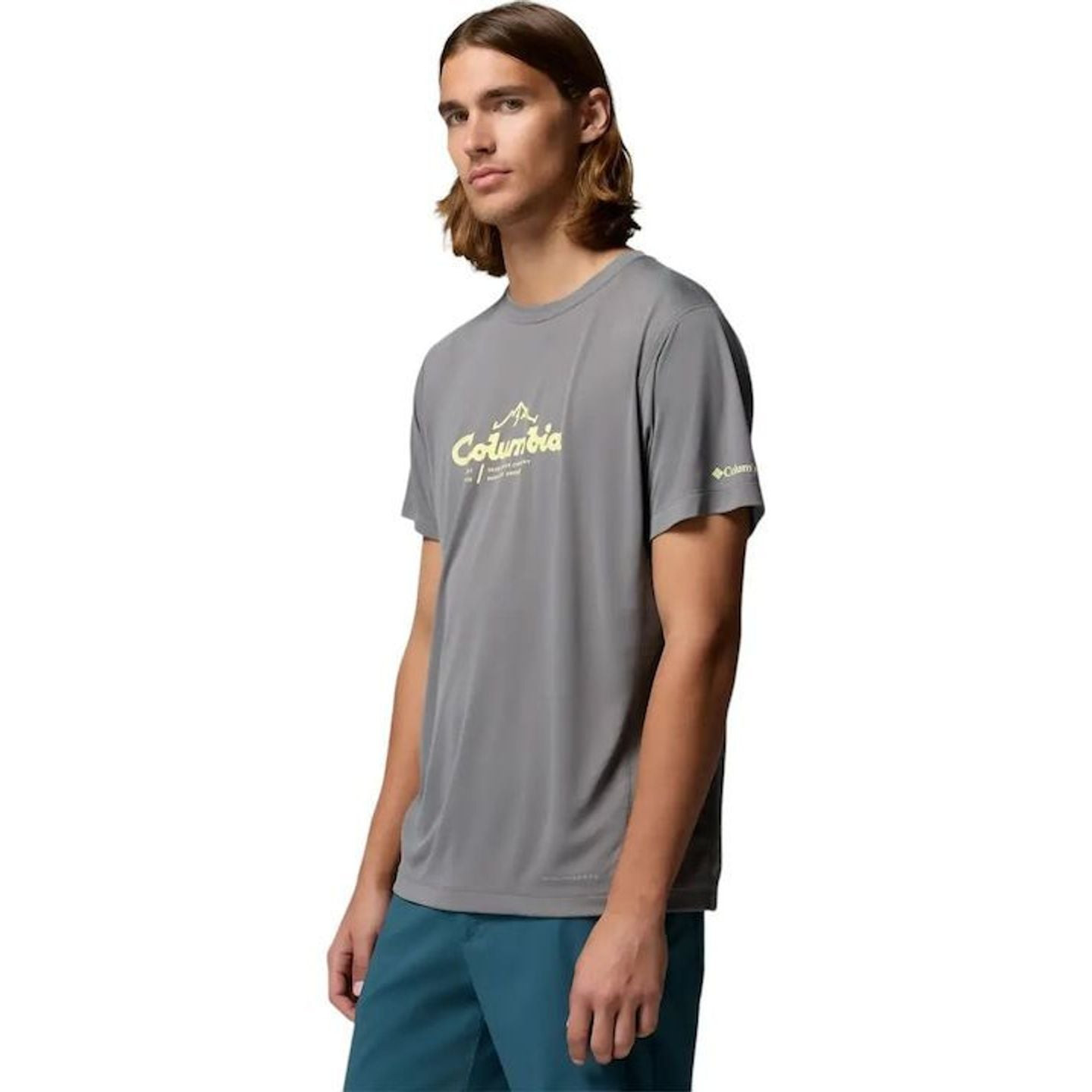 Vue de trois quarts côté d'un modèle portant le t-shirt graphique Columbia Zero Rules Light gris Cit
