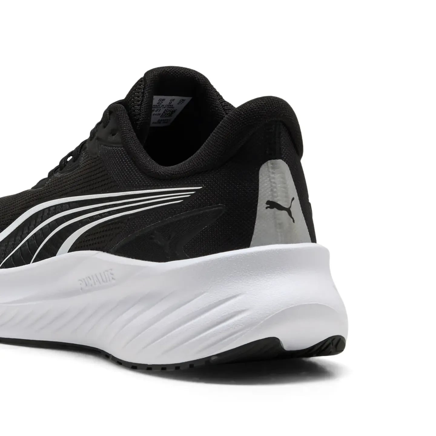Gros plan du talon PUMA Pounce Lite 2 : logo Puma blanc, contrefort gris et semelle intermédiaire PU