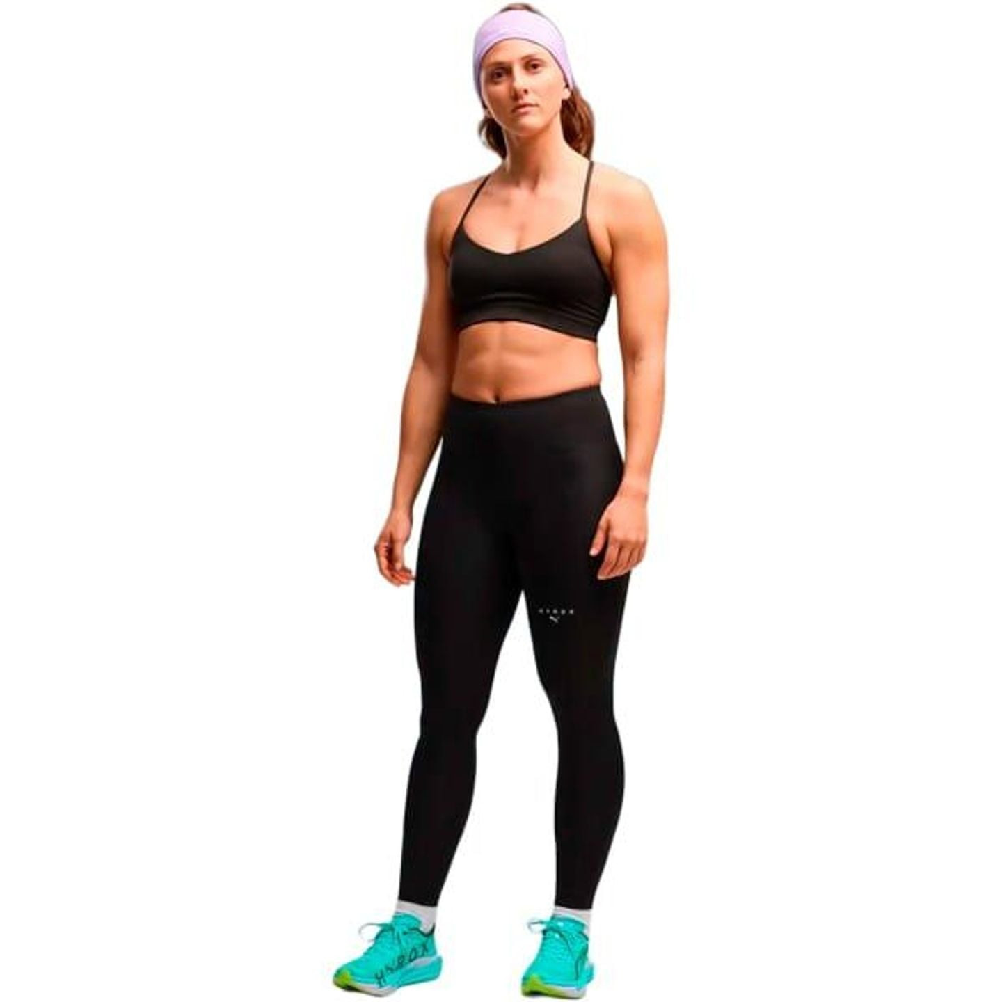 Athlète portant un legging taille haute PUMA x HYROX Essential FL noir, un soutien-gorge noir et des