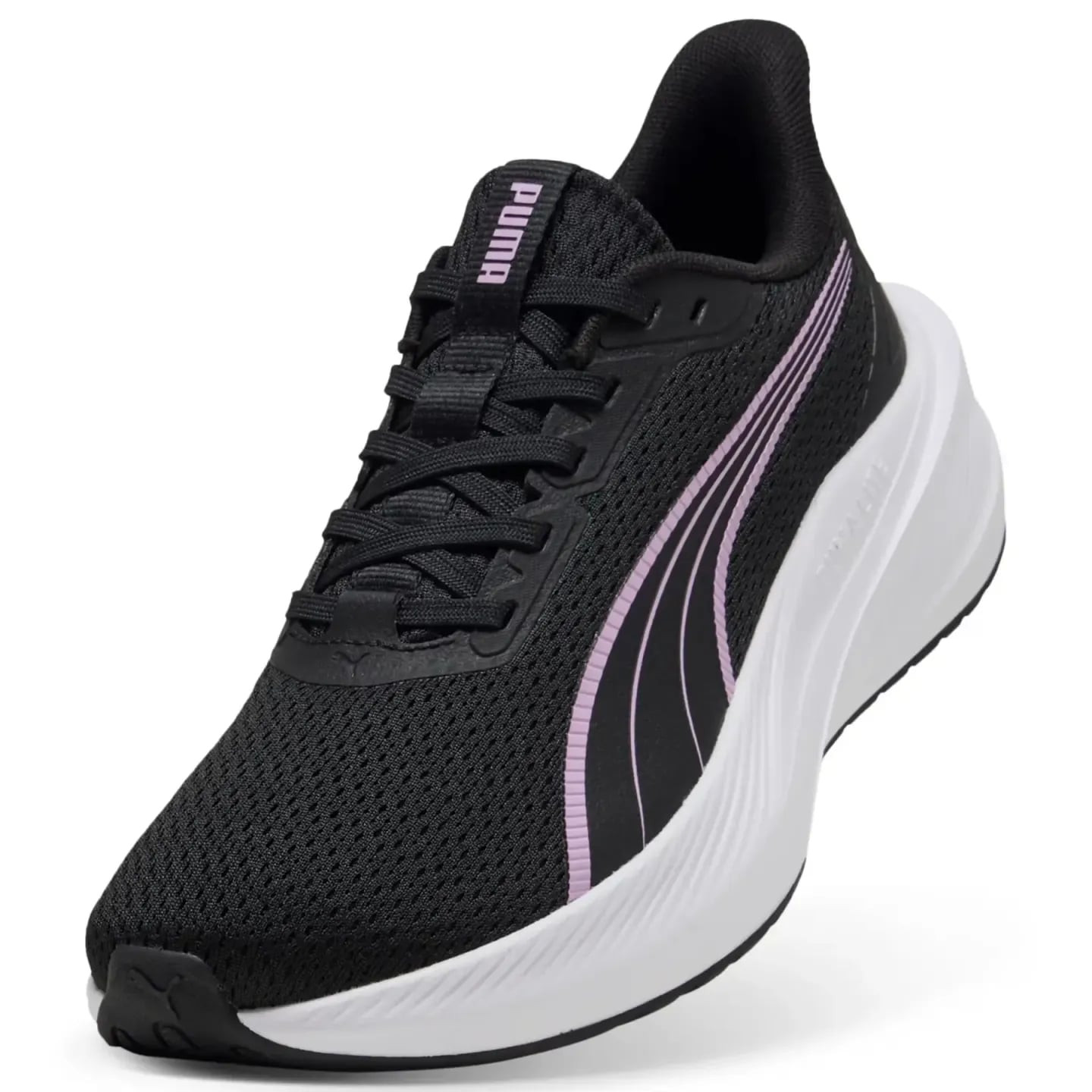 Vue rapprochée de la PUMA Dasher Lite : tige en mesh noire, lacets, Formstrip rose et semelle blanch