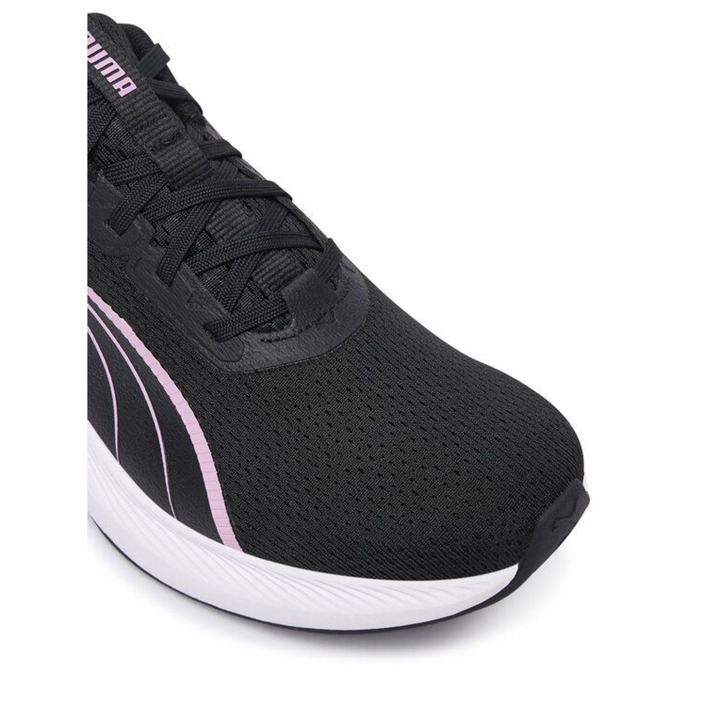 Gros plan sur l'avant-pied de la PUMA Dasher Lite en mesh technique noir, avec lacets et détail de b