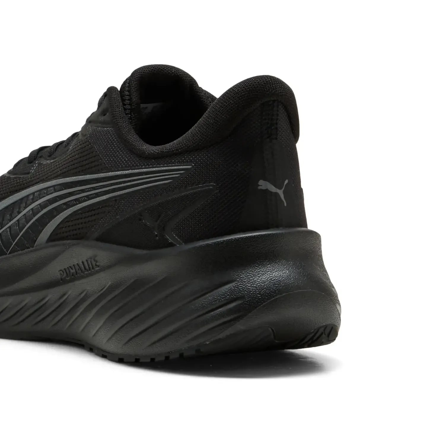 Gros plan sur le talon de la Puma Pounce Lite 2 avec mousse PUMALite de semelle intermédiaire et log