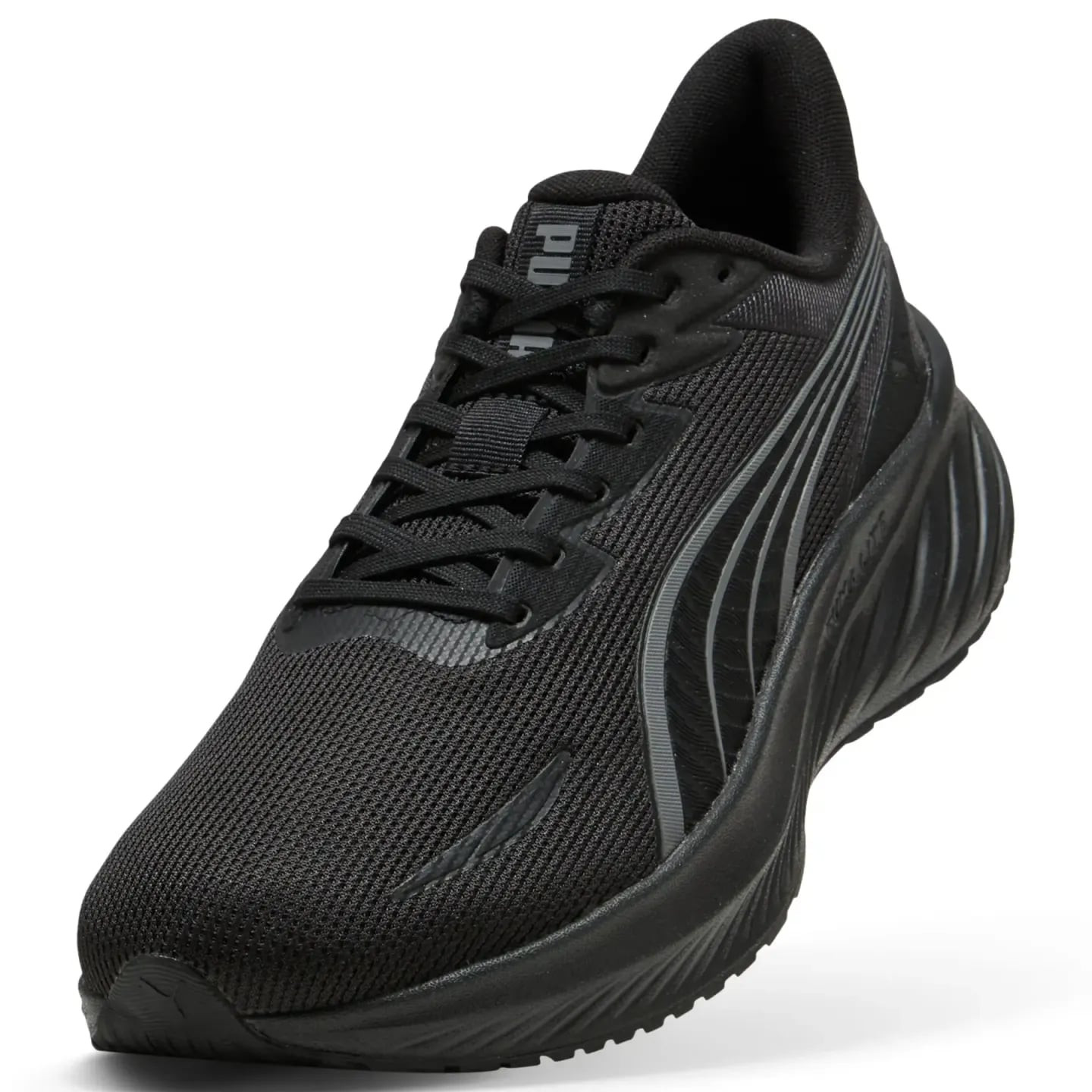 Gros plan incliné sur la Puma Pounce Lite 2 noire, tige en mesh respirante et lacets