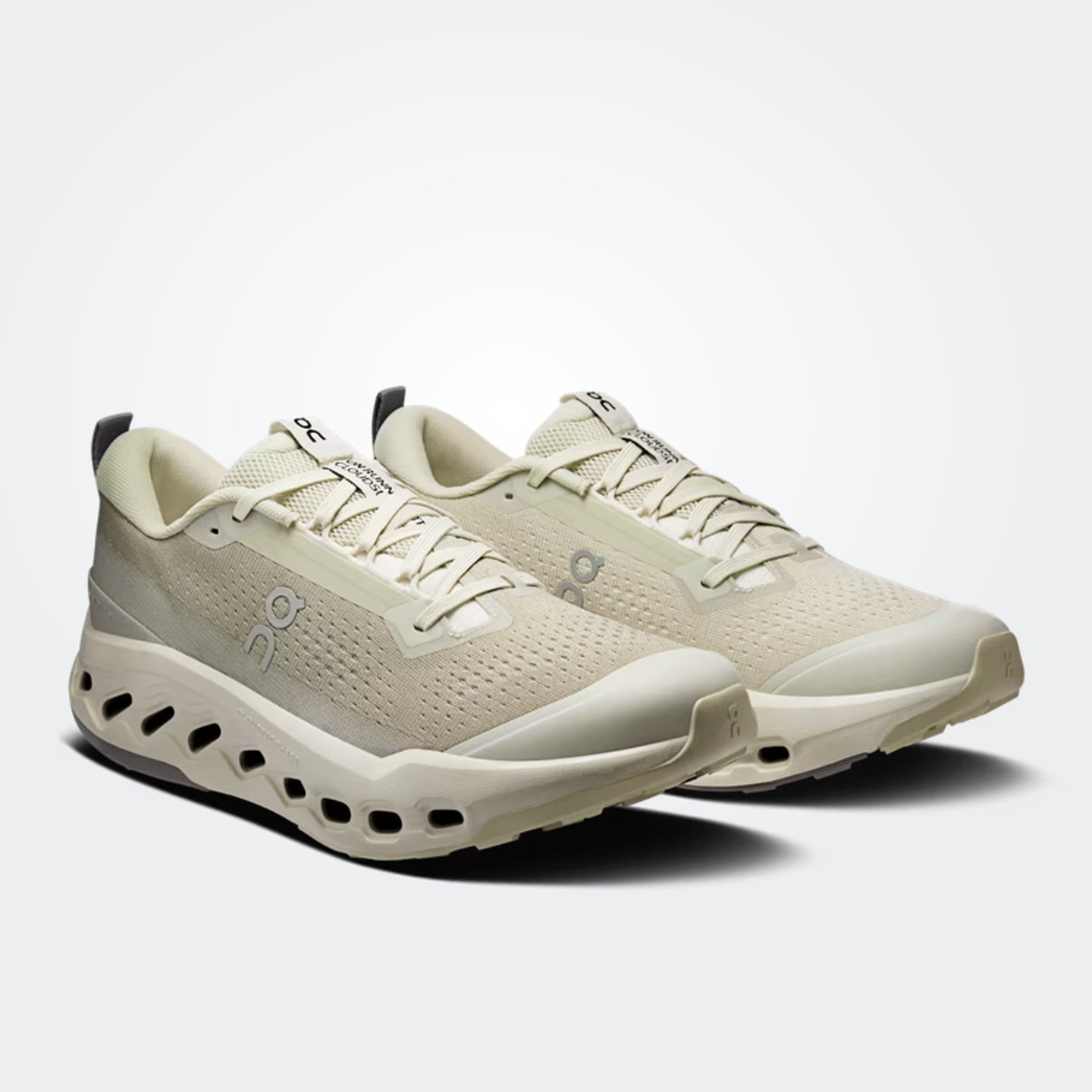 Paire de chaussures de trail On Cloudsurfer Trail 2 beige, vue avant inclinée avec tige en mesh et s