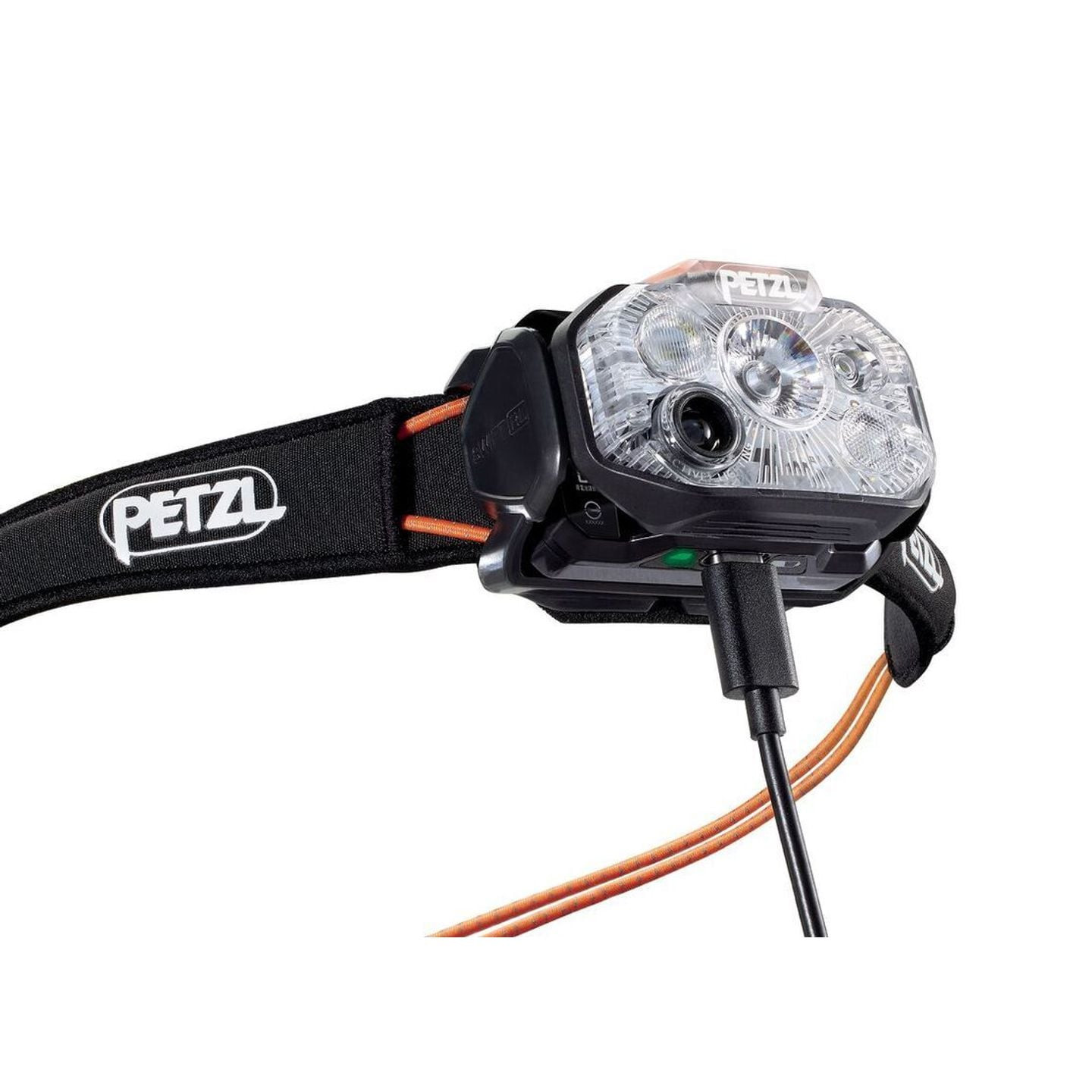 Lampe frontale Petzl Swift RL branchée à un câble USB avec voyant vert visible