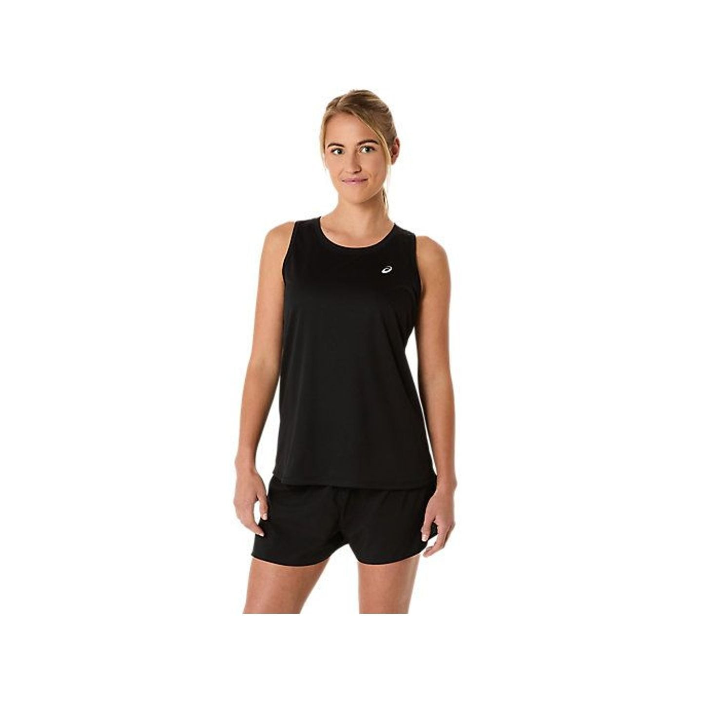 Femme active portant l’Asics Débardeur De Running Core Tank Séchage Rapide Femme lors d’un run en ex