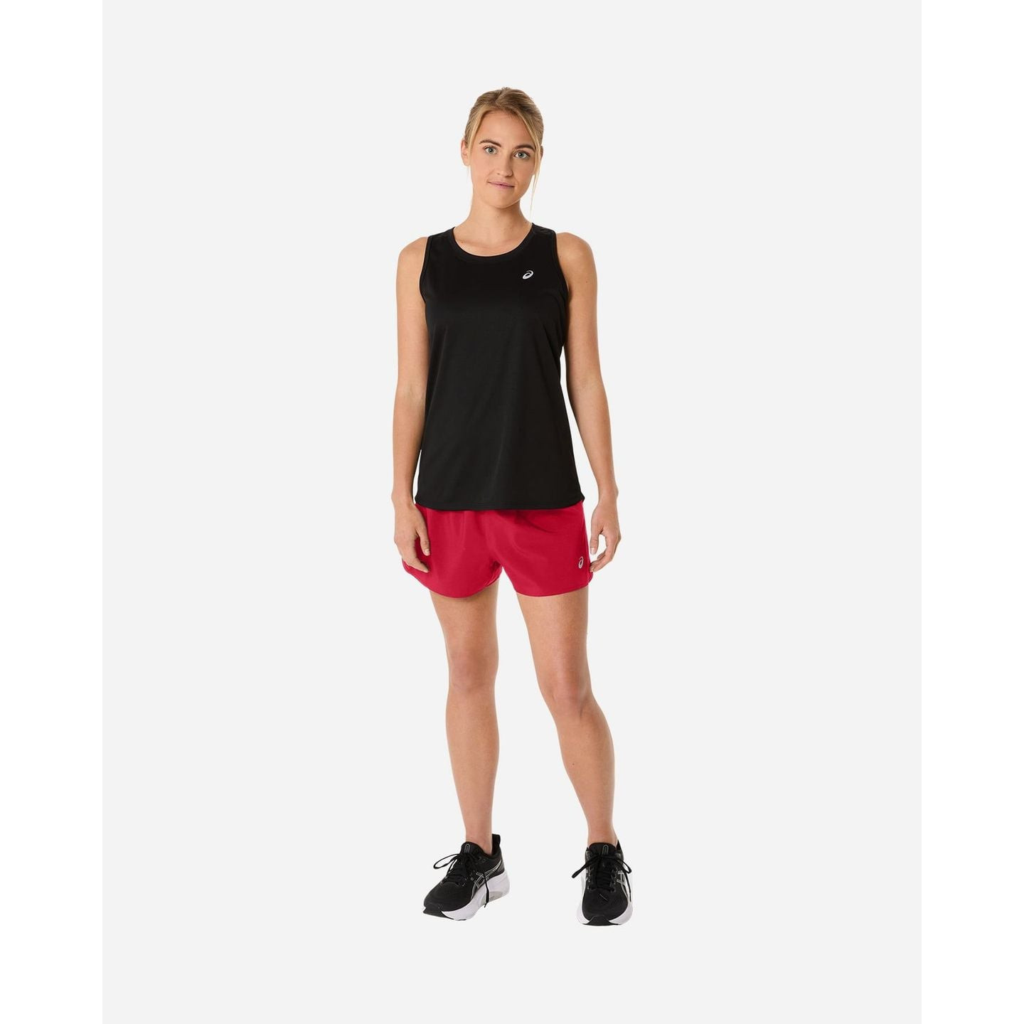 Coureuse portant le short Asics Short De Running Core Split Femme Léger Et Respirant en extérieur