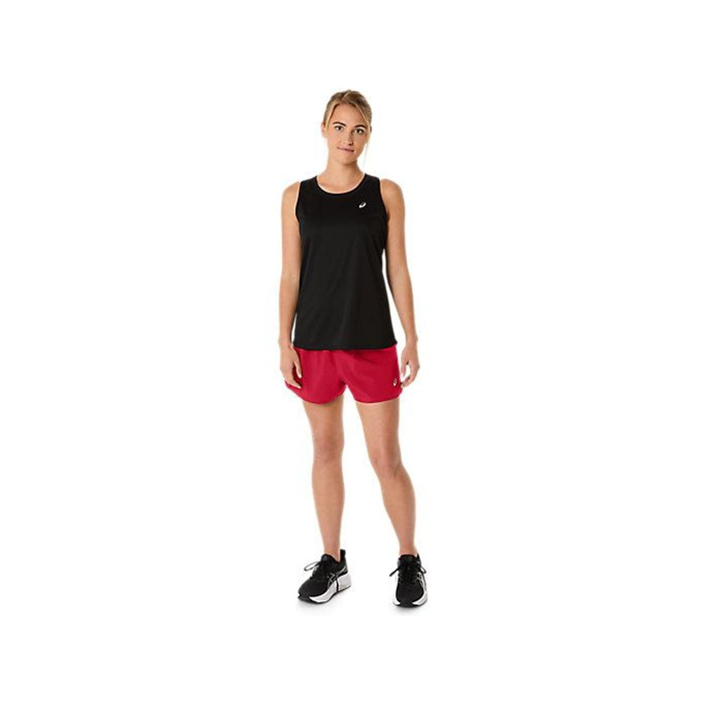 Coureuse portant le short Asics Short De Running Core Split Femme Léger Et Respirant en extérieur