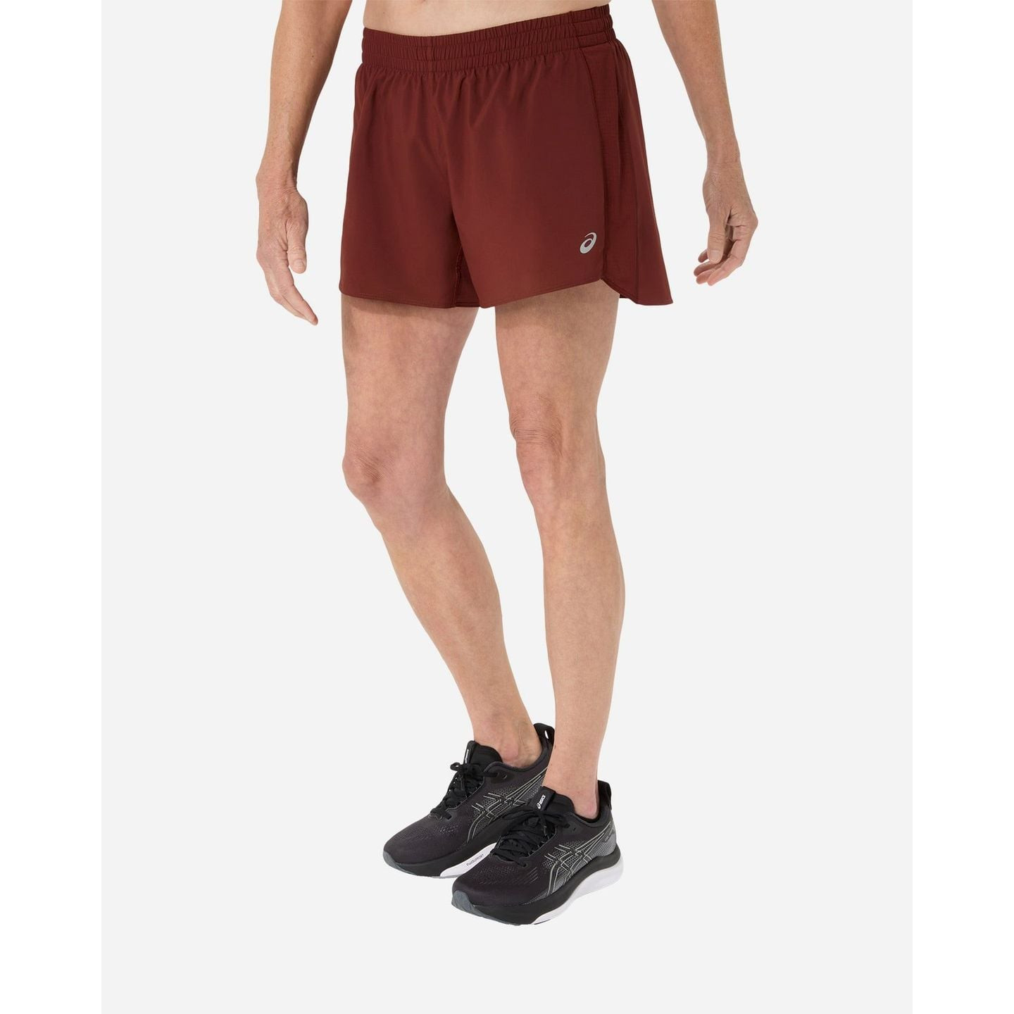 Coureuse portant le Asics Short De Running Core 4 Pouces Léger Femme en extérieur