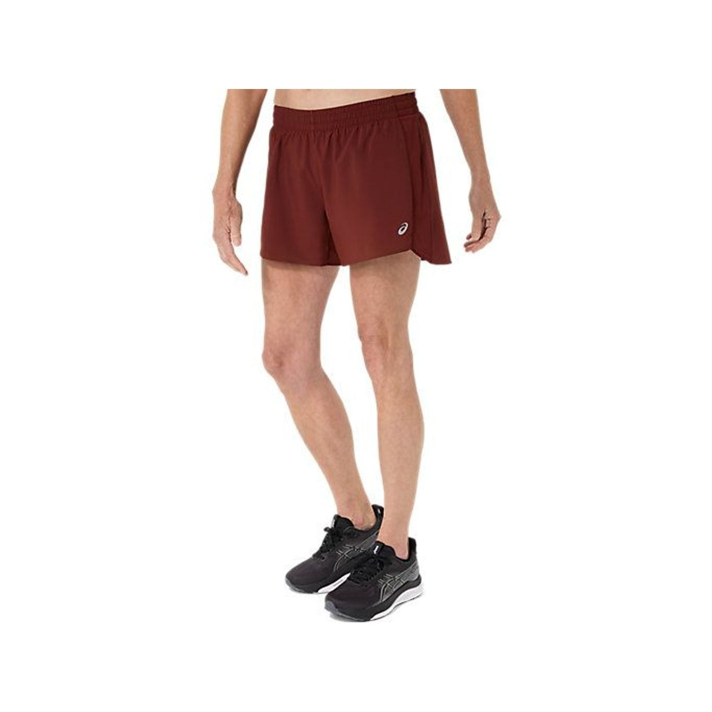 Coureuse portant l'Asics Short De Running Core 4 Pouces Léger Femme lors d'un entraînement en extéri