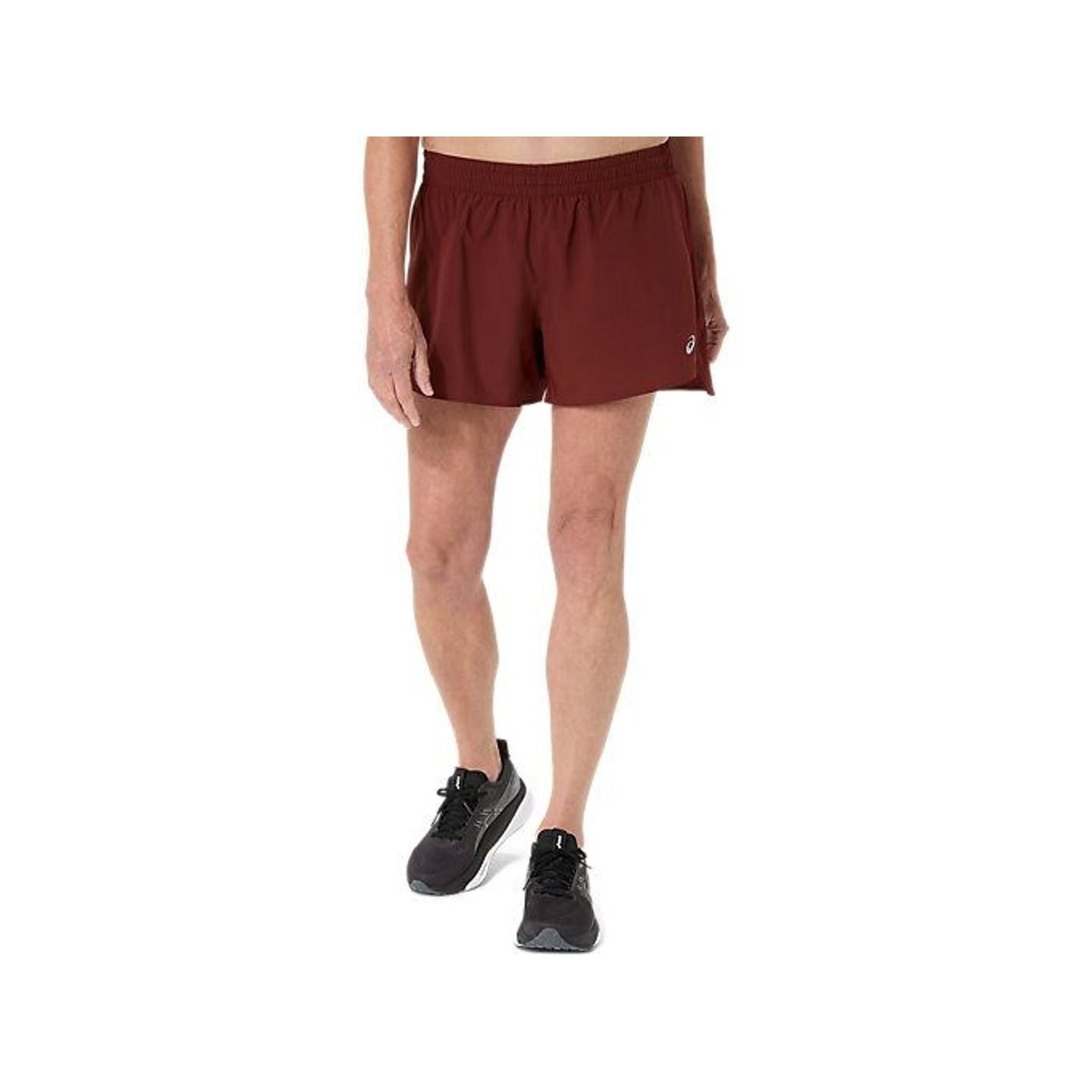 Coureuse en plein effort portant l'Asics Short De Running Core 4 Pouces Léger Femme