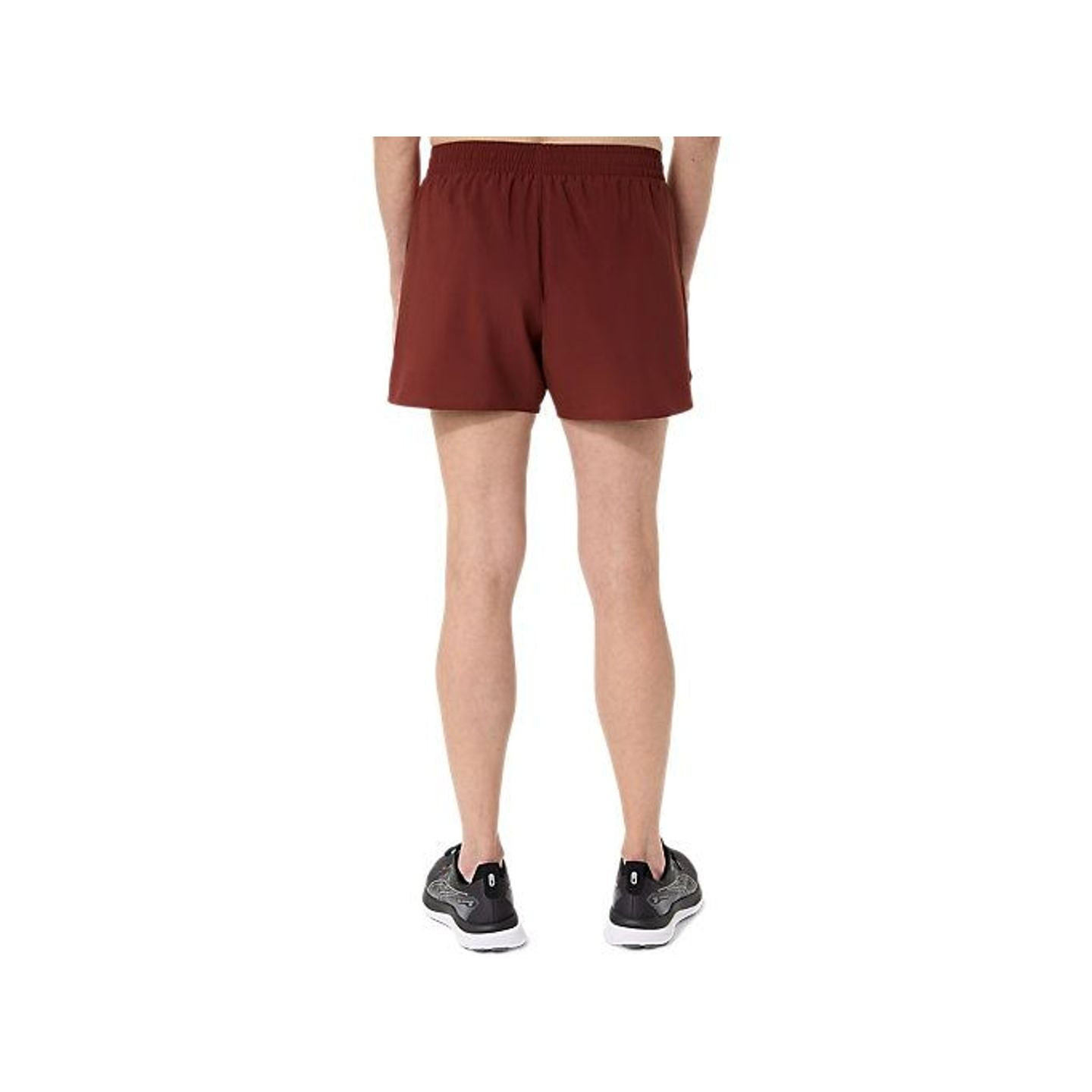 Coureuse portant le Asics Short De Running Core 4 Pouces Léger Femme lors d’un footing urbain.