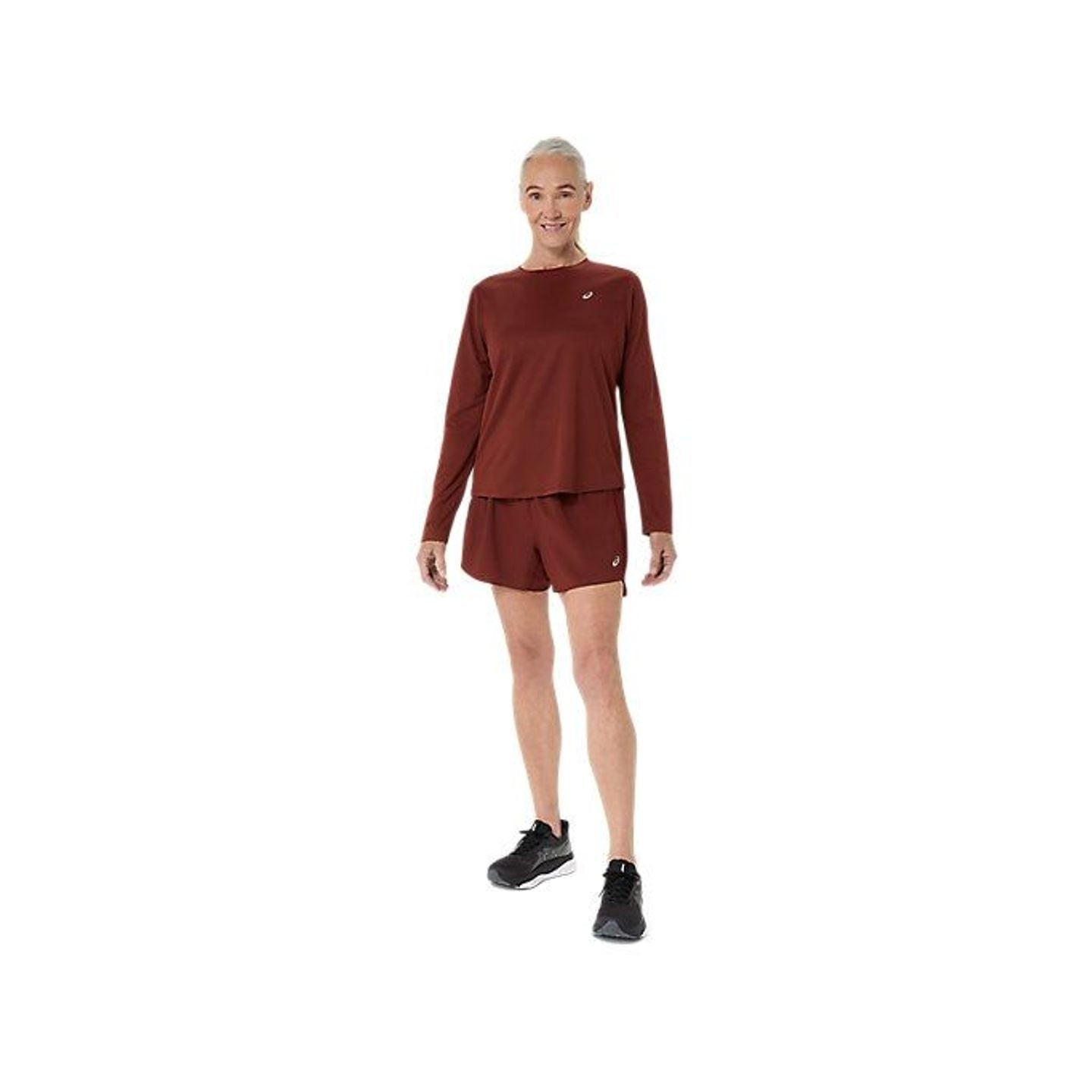 Coureuse portant le short Asics Short De Running Core 4 Pouces Léger Femme en extérieur