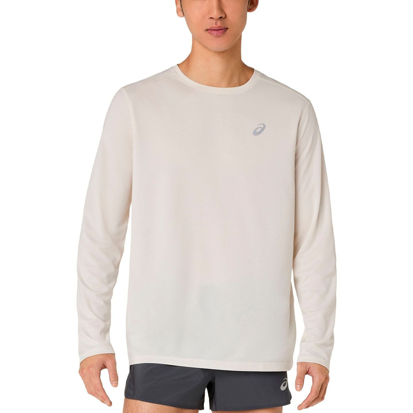 Coureur portant le Asics T-Shirt De Running À Manches Longues Core LS Top Homme Respirant