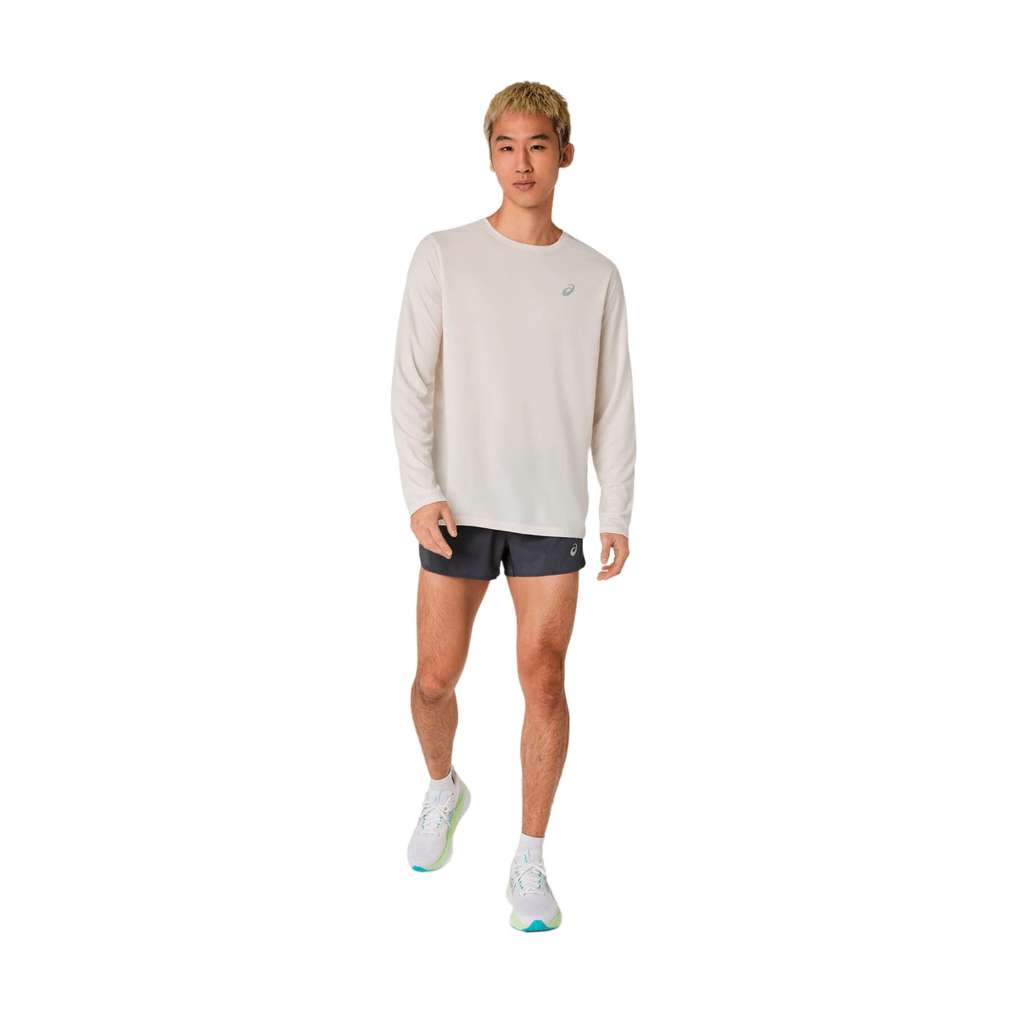 Coureur portant l'Asics T-Shirt De Running À Manches Longues Core LS Top Homme Respirant en extérieu